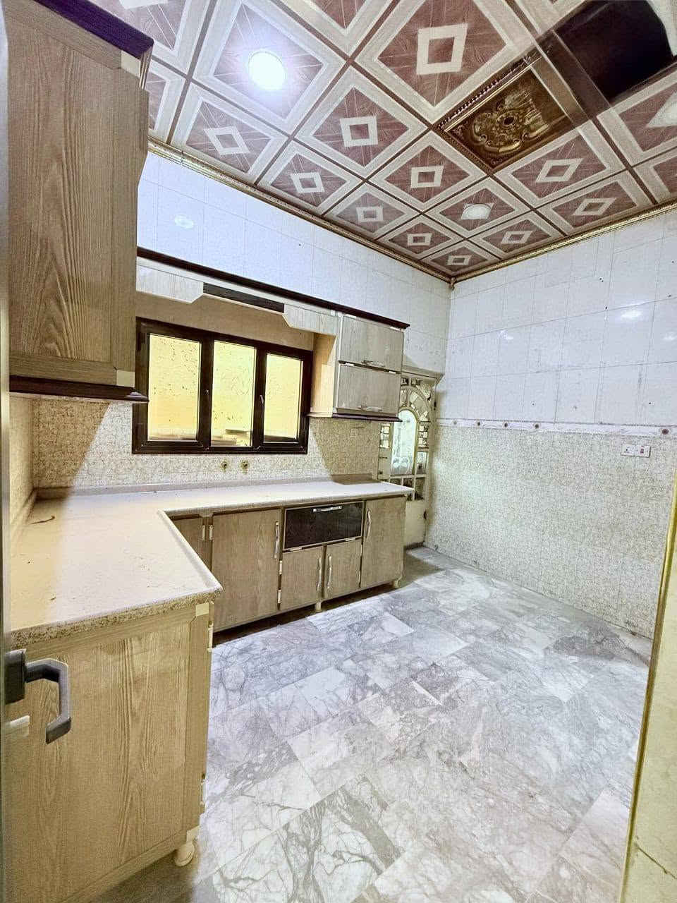بيت للبيع بمساحة ٢٠٠ متر قرب حسينية البقيع (شارع إسماعيل) يبعد عن الشارع العام ٢٠٠ متر و على شارع مقرنص ٨ متر.
البيت مكون من ثلاث طوابق.
الطابق الأول يحتوي على استقبال و غرفتين نوم واحدة منهم فيها حمام و مطبخ حار و بارد و هول واسع.
و الثاني فيه ٤ غرف نوم، و الثالث فيه غرفة نوم واحدة.
الأرضية و الدرج مرمر.
طابو ملك صرف زراعي عراقي مكاتبة و وكالة و نسخة من الطابو. 
السعر ١٩٥ مليون و قابل للتفاوض.
‏‪***********‬‏ البصرة, العراق
