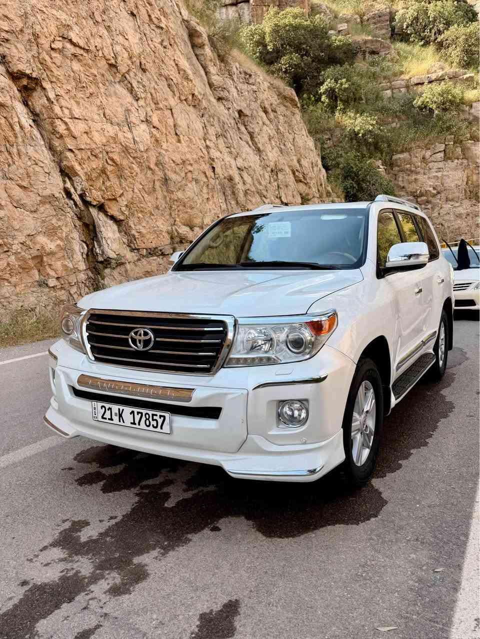 بەناوی خودای گەورە
لانکرۆزەر وەنەوشە 2013 برێمی دەرەجەیەک 
سەیارەکە فوول فوول مواسەفاتە
تەنها 148 هەزاری حەقیقی ڕۆشتووە
ماشآءالله سەیارەکە لەسەر دەقی شەریکە ماوەتەوە
چوار تایەی دەنلوبی ئەسڵی لۆکی لەژێرە
بێ سارد و شوخت و کرانەوە
تەنها یەک بست لە جەمەلغی پێشی سەکن 
بۆیاخە بێ ناوگرتن و ئێرباگ
سەنەوی تا 2031 تازەیە و بەناوی خۆمانەوەیە
سعری 345 و مەعامەلە
لە سلێمانیم *********** السليمانية, العراق

