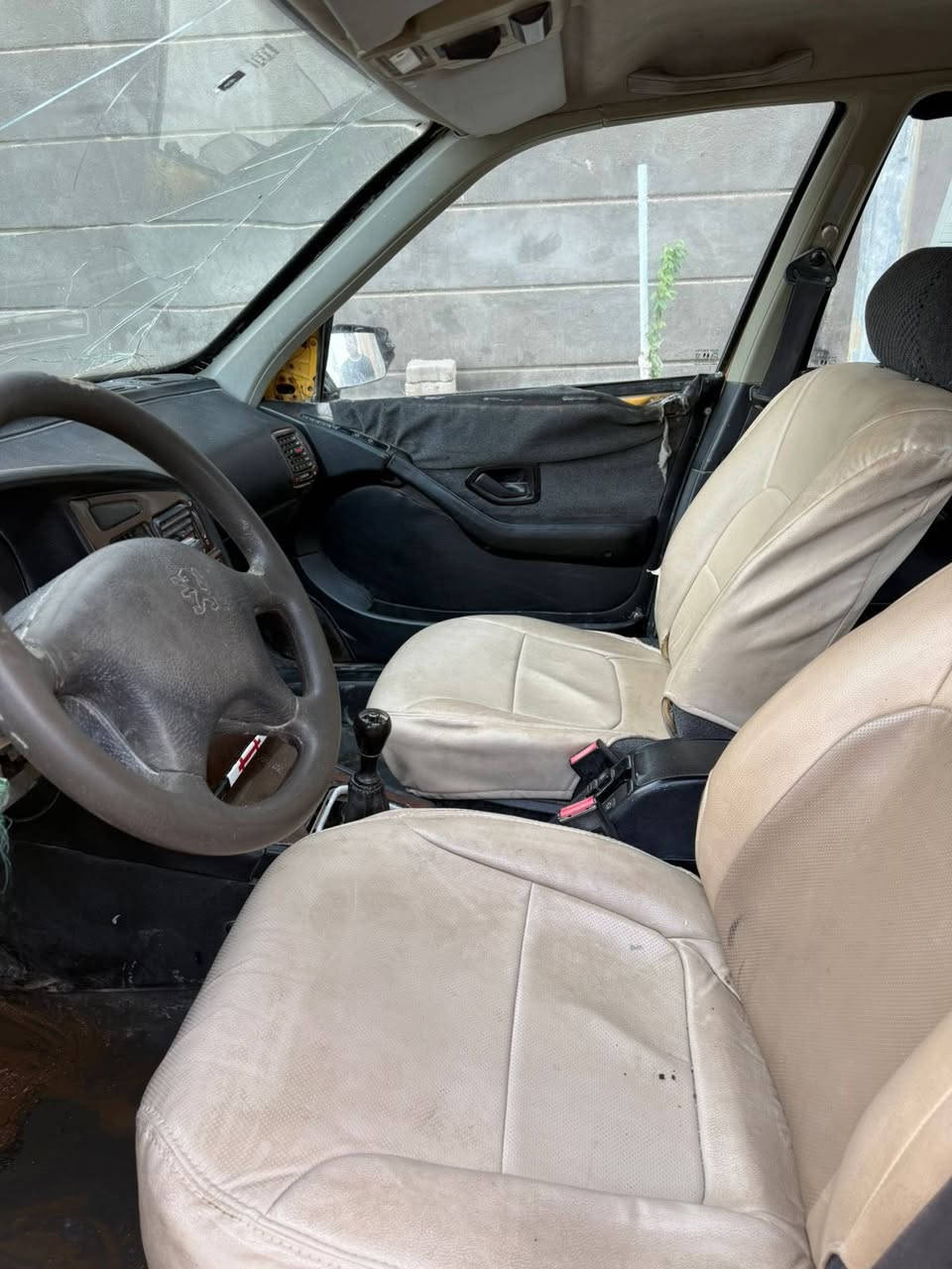 سلام عليكم بيجو بارص 2011 مكينه كير مكفولات رقم صدامي راعيه يريد تحويل  الشكل مثل ماواضح بل صور السعر 13 او بيه مجال عنواني البصره قضاء المدينه 
رقمي ***********
