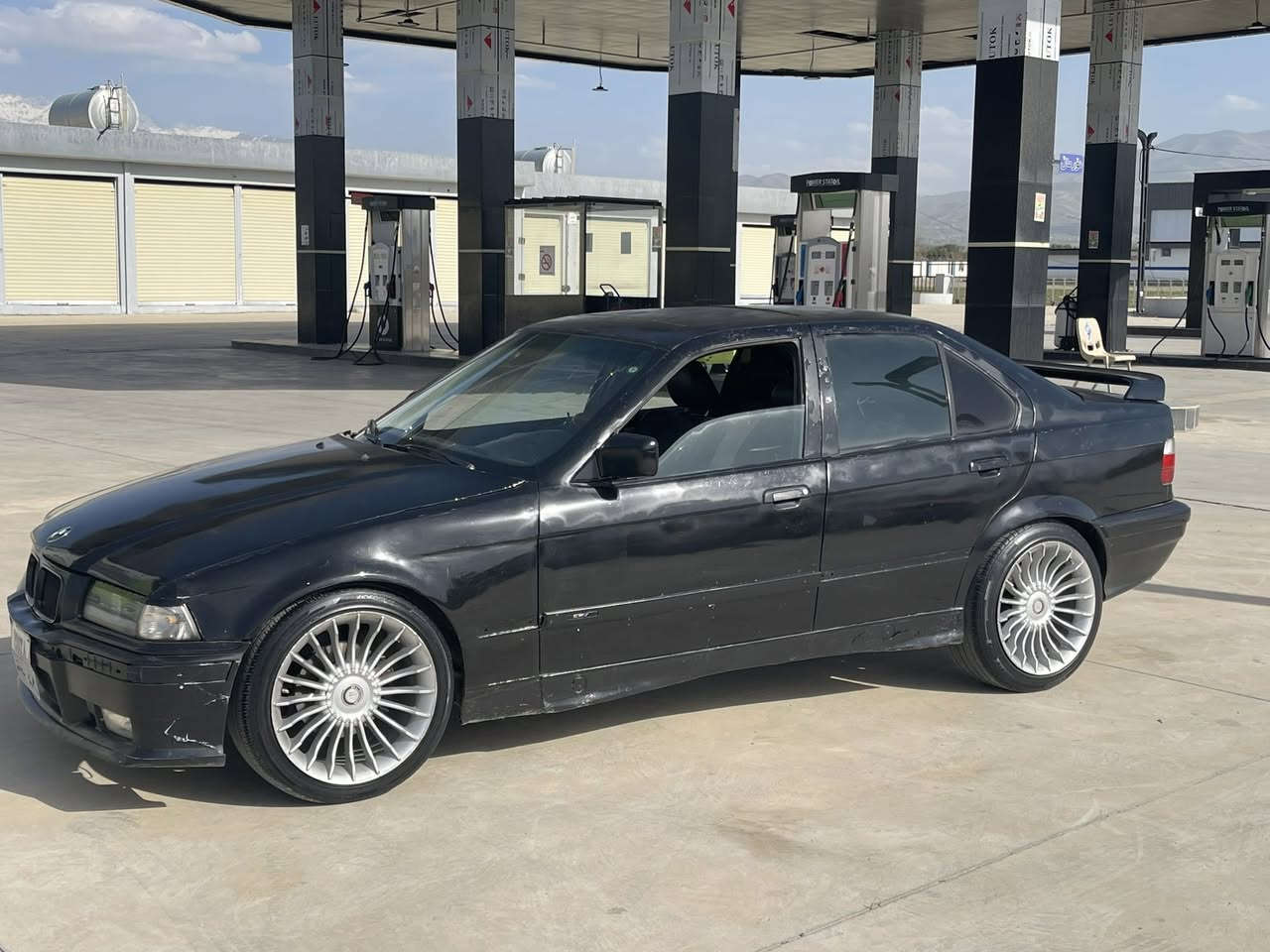 لەسەر ئیزمی ئەدمین
E36 325 بیلاد 
٤ جام كارەبا 
تایەو ویل ئەڵپینا ٢ سایز 
مۆدێل ١٩٩١ 
ڕەقەم سلێمانی تەحویلوو غرامەو بەناو كردن بەشەرت 
گێڕوو مەكینە بەشەرت 
كامل كارەبای مەزبوت 
سەیارەیەكی خۆشوو بێكێشەیە 
 سعری ٣٤ مەجالێكی كەم 
كۆڕینەوەش ئەكەم لەسەر دڵ گرت  
***********
