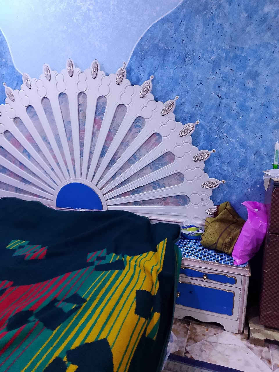 غرفة نوم كويتية موديل تسعينات للبيع الغرفة صاج بلوك 
السعر 250 ألف وبيها مجال العنوان البصرة الزبير 
للاتصال *********** ابو يوسف
