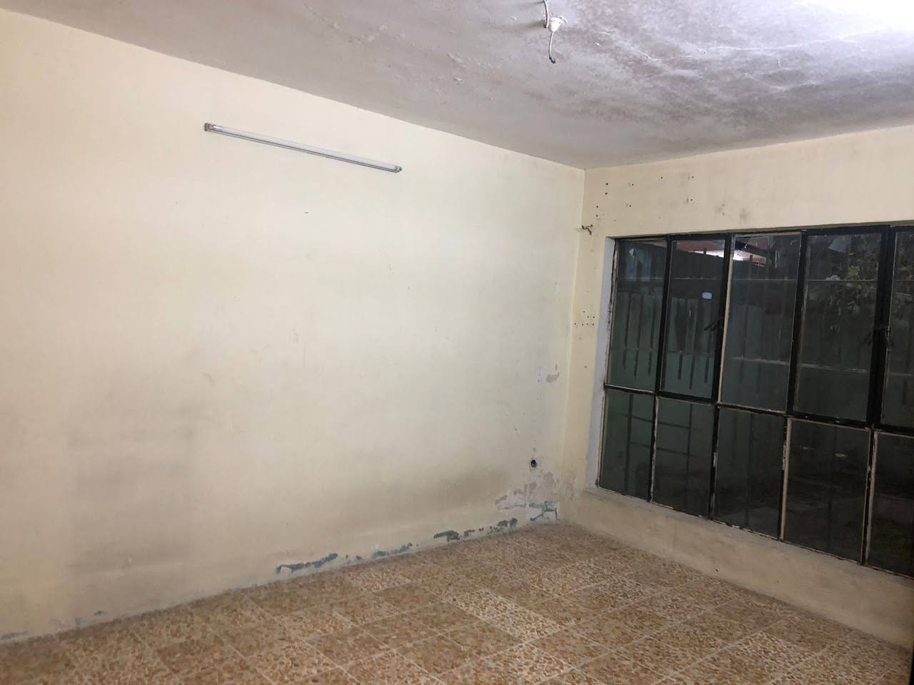 سلام وعليكم بيت اللايجار في حي البكر بضهر مطعم بيت جدي موقع مميز يبعد عن سايدين 20متر   المساحه البيت 220 متر يحتوي البيت ع غرفتين نوم وهول استقبال ومطبخ وصيحات وكراج سياره و مناور
و فوك بي غرفه نوم
***********
***********
