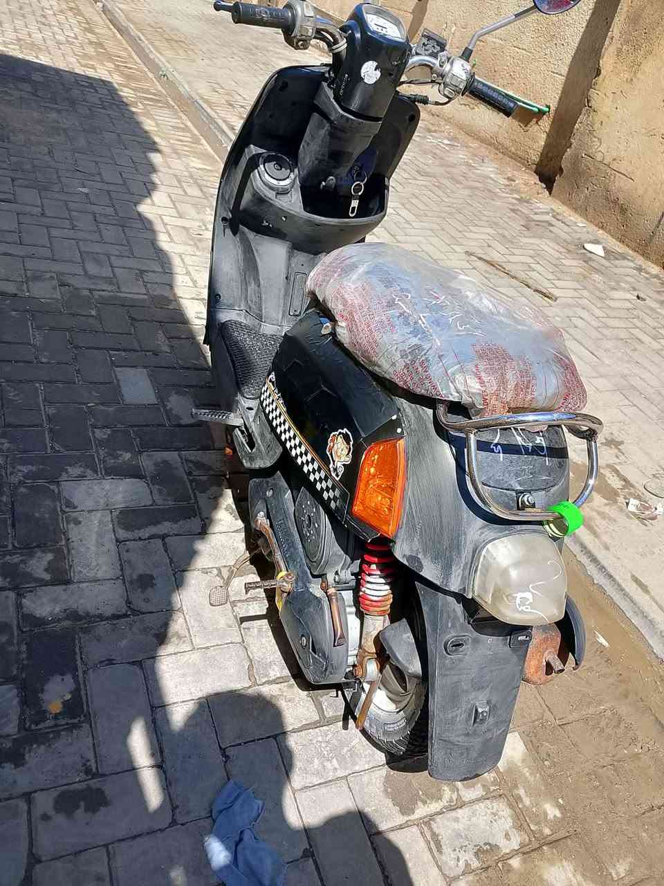 سلام عليكم دراجه للبيع دراجه ما مفتوحه وعل فحص اني ويااك كفرات بلاديه مو تجاريه ومختمات وسودات مختمات ويا لمحرك  كهربائيات كله شغال سلف اشاير 
ما عدا جامه مال عداد مكسورا يرادلها تبدل بس 
مكاني بصره نجيبيه
سعر 925وبيها مجال 
تواصل واساب بس ***********
