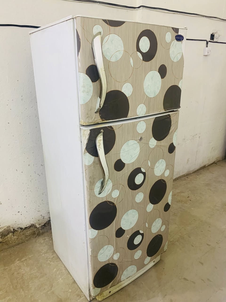 ثلاجه حجم كبير 135 
ثلاجه وسط سعر 100
غسالات حجم كبير 75
غسالات حجم وسط سعر 60
براد ماء سعر 65
***********
حله باب المشهد
