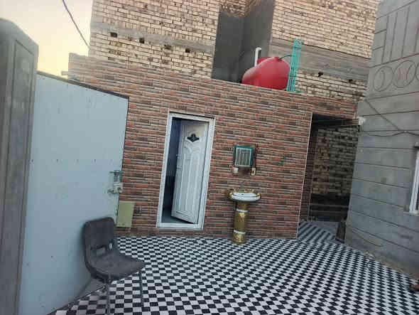 للبيع 
بيت المساحة 300م 
الموقع حي الحسين الأول 
قرب الشقق السكنية 
بناء طابوگ عكاده نضيف جدا 
غرفتين وصاله ومطبخ وبراني ومجمع صحيات 
السعر 100 مليون وبي مجال 
خدمات كامله تبليط ماء كهرباء 

للاستفسار مراجعة مكتب الضامن للعقار الشارع التجاري مقابل منفذ المعرفه أو الاتصال 📞 
***********
***********
