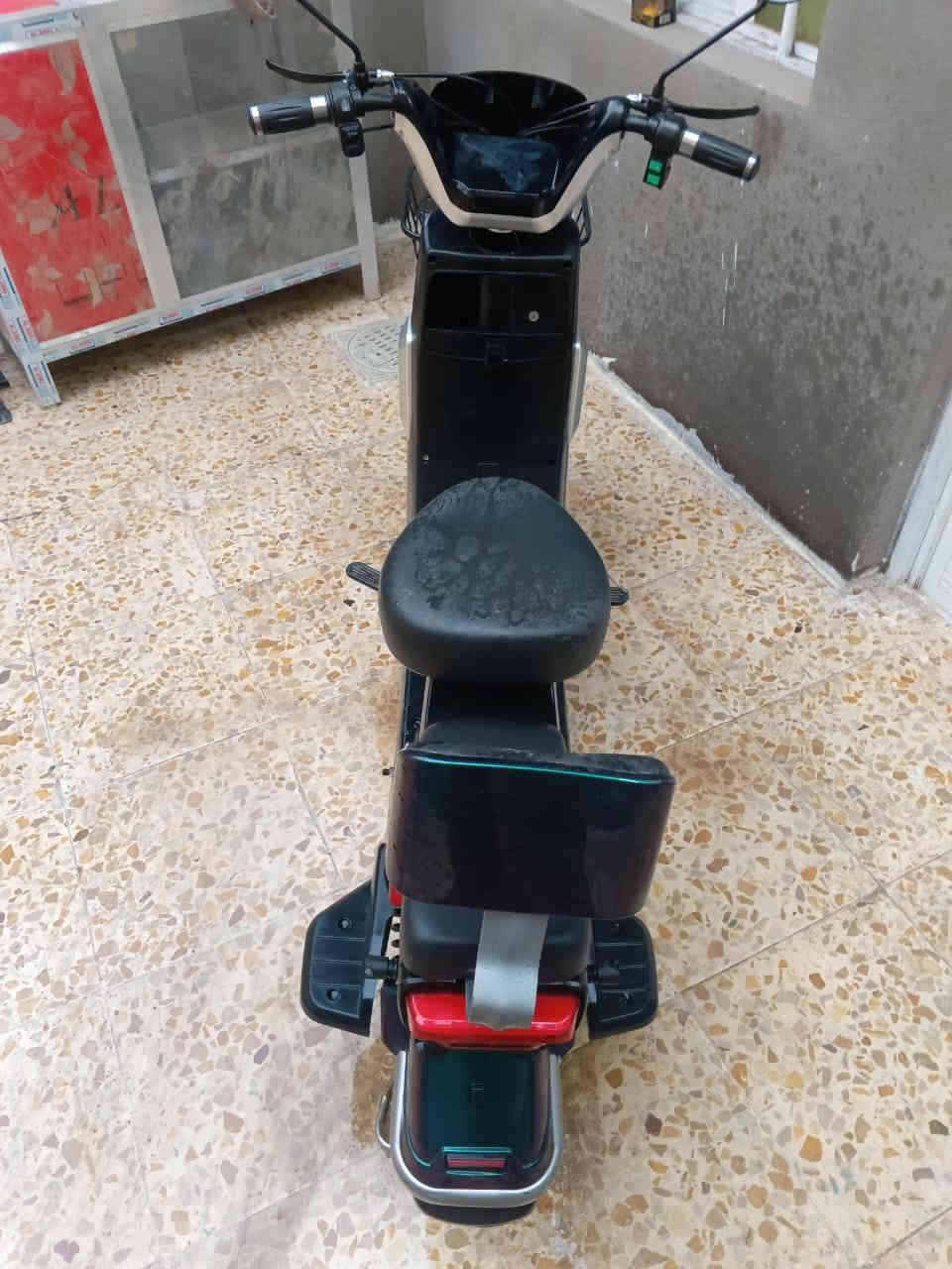 السلام عليكم من رخصت صاحب الكروب العزيز عندي دراجه شحن نضيفه تجي وتشوفها بطاريات 5 اسويجات 2 الدارجه خير من الله سعره 300 عنوان قرب سوق حي نصر  ***********
