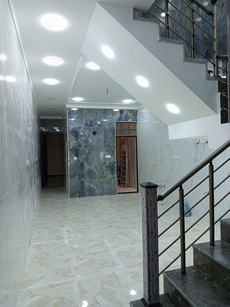 مكتب دار نجوم  للعقار🏠🏠
للبيع بيت زيرو في حي القاهرة قرب جسر البنوك مساحة ٨٠ متر✅
فوووول درجة اولى💯
يحتوي الطابق الأرضي على: 
طرمة + صالة + مطبخ كبير + خدمات + غرفة نوم 
والطابق الثاني يحتوي على : 
٣ غرف نوم + خدمات 
والثالث يحتوي على بيتونة + سطحين 
اقل شغلة بالبيت ضمان 10 سنوات 
مواصفات البناء 🔊🔊💯
١_واجهة مرمر ٢_ ارضية اسباني ٣_ جدران لوح درجة اولى 
٤_ منظومة كاميرات ٥_ منظومة انترنت ٦_شافطات ٧_ سخان ٨_المنور مسقف ٩_تاسيس غسالة دفن ١٠_ديكورات كل الغرف 
١١_ براكيتات انارة درجة اولى لكل الغرف ١٢_سبالت دفن 
📍عنوان المكتب حي القاهره دلفيه شارع افران زيتون مقابل الجمعيه

***********
