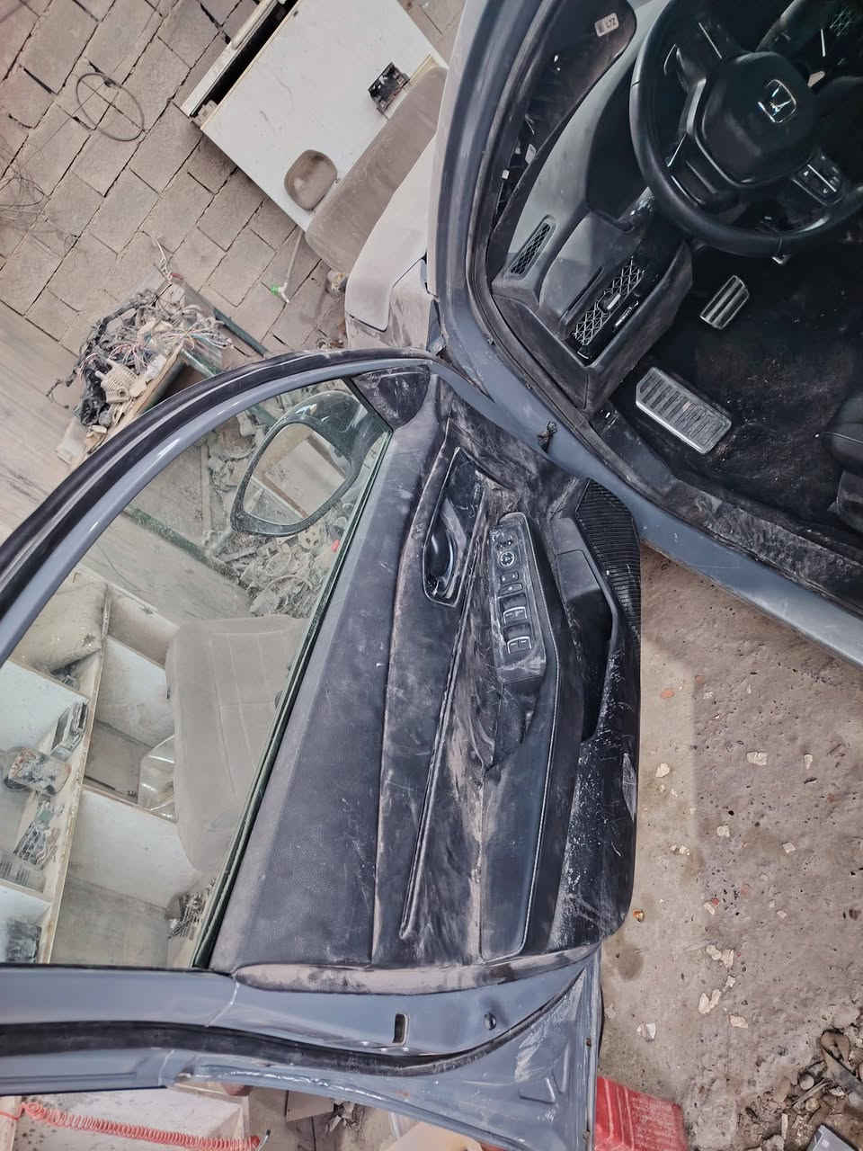 السلام عليكم اكورد للبيع سمنتية موديل 2024بيها 3قطع وشاصي مبدل نفس الون من البنط عايزها ترتيبات خفيفه وتخلص  للاستفسار اكثر ***********
