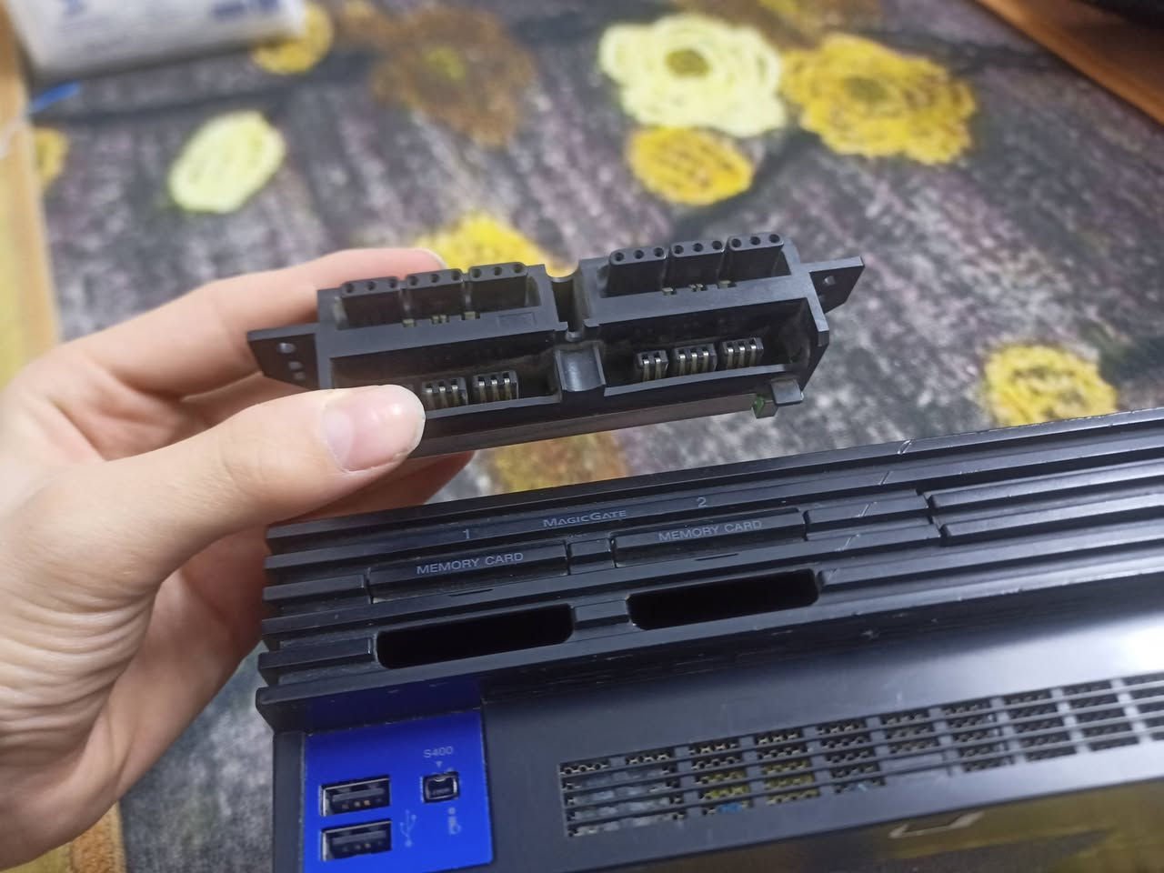 سلام عليكم بلي 2 للبيع او المراوس البلي كلشي بي شغال بس المنفذ مال الكيوره او الجوستكات الشريط مخلوع بس جيب شريط وحطله بنسبه للجراره القرص شغاله المروحه شغاله كلشي شغال بس كتلكم يحتاج شريط الملحقات كير و واير التشغيل و واير ناقل الصوره من البلي الى العارضه اكو نقص بل ملحقات وهوه رام يشكل علمود يخزن مدري شنو البلي اجاني هديه ومستعمل من ناحيه السعر انه ماعرف بيهن فطوني بي سعر والله كريم التواصل خاص  او رقمي بي واتساب بس لاتخابر بس مراسله *********** مكان ناصريه مركز
