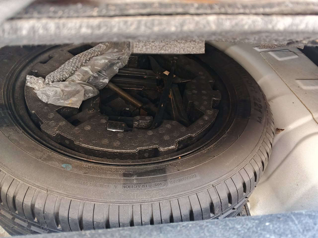 السلام عليكم
للبيع سياره  جاك جي اس 3 / 2021
JAC js3 2021
ماشية 66 الف فقط 
محرك 1500 تنفس طبيعي 
لون ابيض
فتحة بالسقف
كاميرا أمامية 
كاميرا خلفية
كاميرات 3D محيطية 360 درجة 
مرايا جانبية كهربائية
نوافذ كهربائية
وسادة هوائية 
حساسات أمامية وخلفية 
Abs نظام 
مري شفط
نظام مانع السرقة 
التحكم الالكتروني في الثبات
مقاعد تدفئة
مثبت سرعة 
قيادة في الوضع الثلجي 
شاشة تدعم ابل واندرويد .... السيارة فقط بيها  رصعة بسبب ستوته رجعت عليها وكذلك رصعة قرب الصندوق مرجعها على البارد ...الباقي مكفول 
السيارة بالبصرة تكمل إسقاطها الشهر الجاي بالتحديد شهر الثالث 2026 وتتحول حرة بالرقم باسمك مباشره... السيارة جديده بمعنى الكلمة احلى من الصور وبها هواي مواصفات اخرى ..
السعر المطلوب 88 ورقة وبيها مجال قليل 
للاستفسار ***********
***********
ابو عباس
