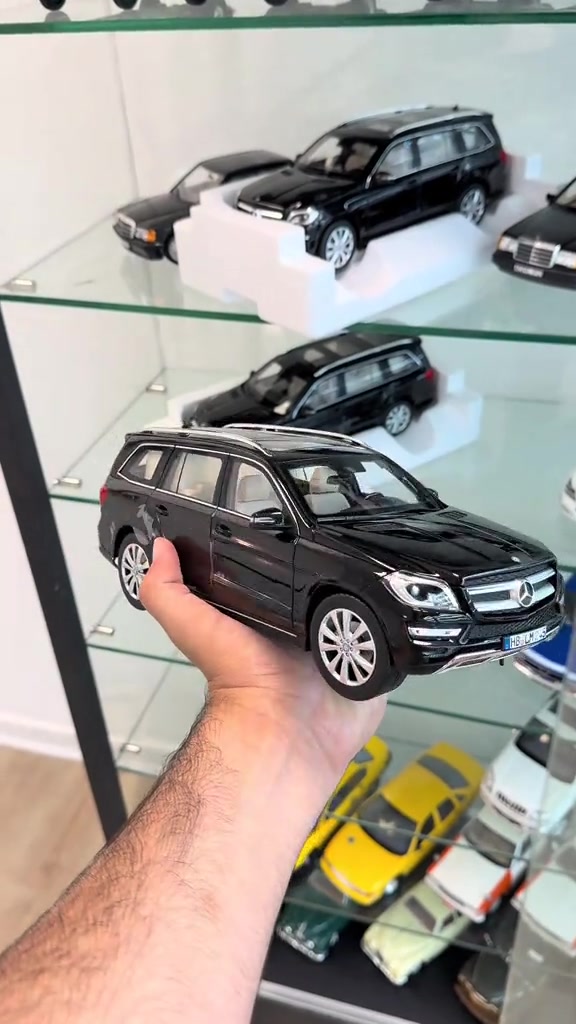 Mercedes-Benz GLS- Class 2012 Brand : Norev Scale : 1/18 WhatsApp: +9647504702207 ‎التوصيل لجميع مناطق اربيل مجانا ‎گەیاندن بەخۆرایە بۆ ناو شاری هەولێر #mercedes #gls #mercedesbenz #diecastcollection #diecast 
