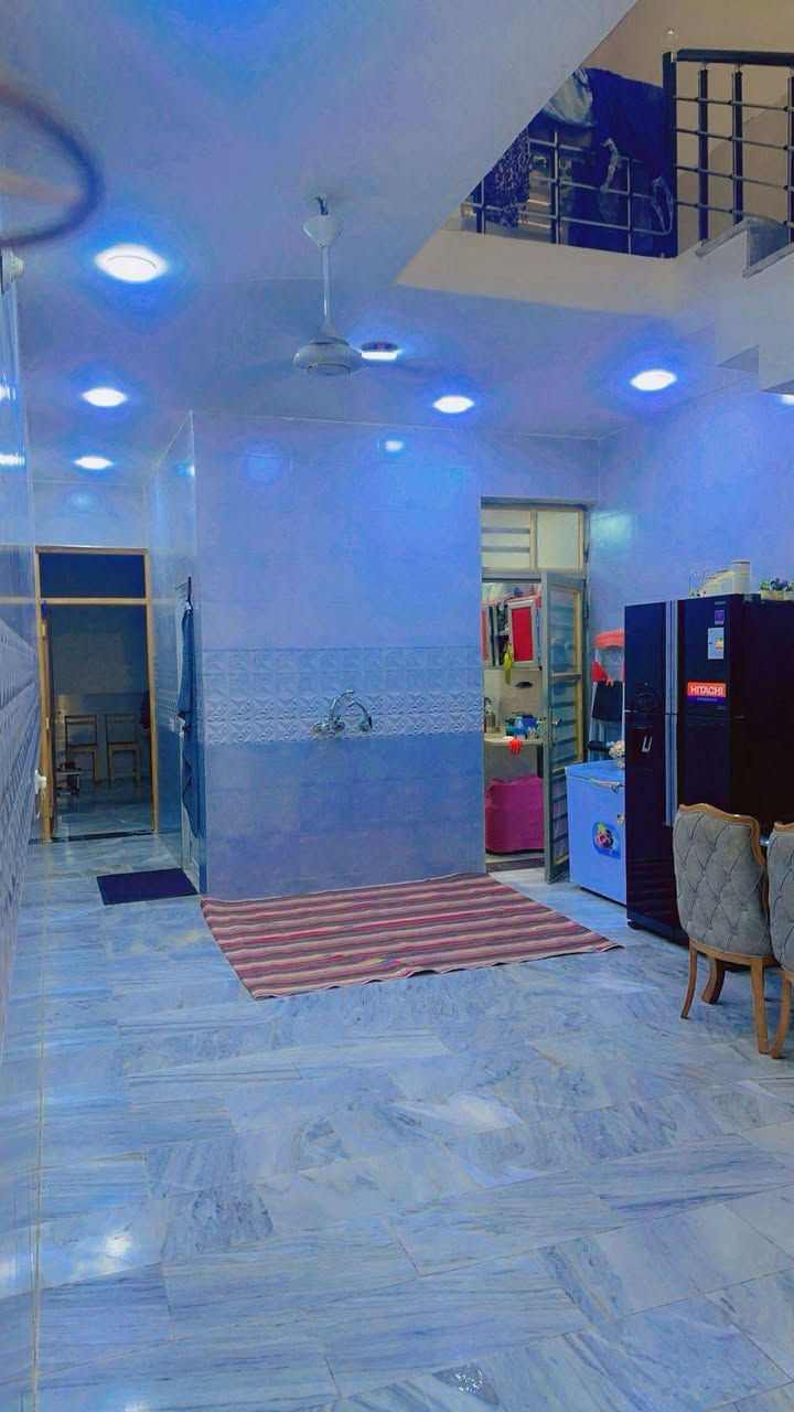 بيت للبيع في منطقة الشعب شارع الصحه بناء حديث درجه أولى  البناء يحتوي على استقبال ومطيخ حار ومطبخ بارد و٣غرف نوم وثلاثة حمامات وسطحان  قرب مرطبات تفاحه وقرب منظمة  بدر طابو صرف مساحه 100متر السعر 250 وبي مجال بسيط ***********
