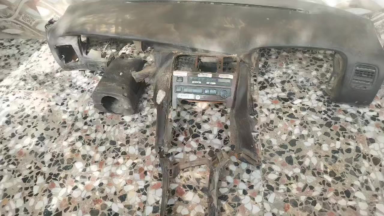 السلام عليكم من رخصت مدير الكروب دشبول مارك +٣بطاين جهت السايق و٢ ولوره وهذا رقمي *********** وانه خادم
