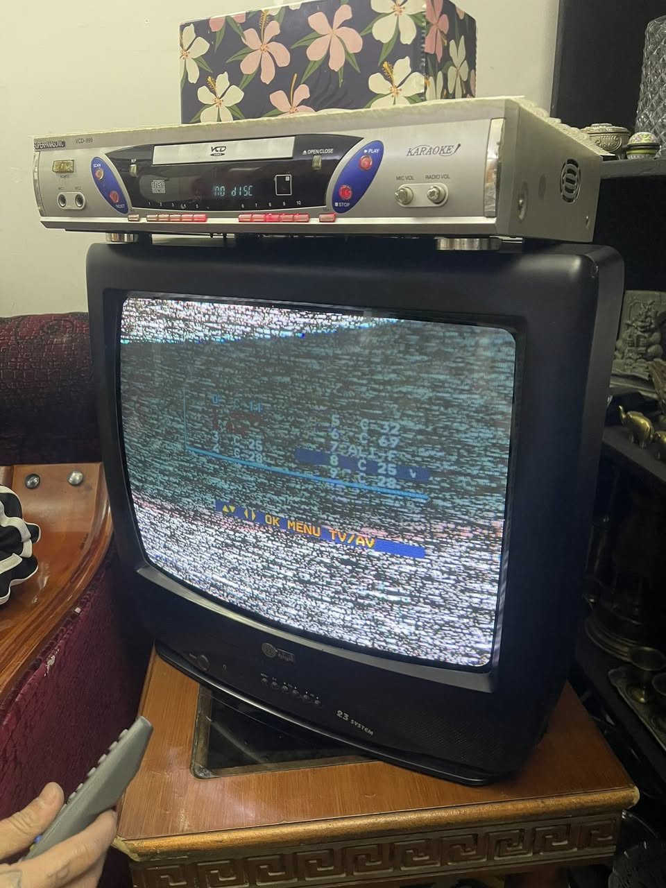 السلام عليكم للبيع تلفزون قيثاره جديد جدآ غير داخل تصليح مكفول  2010 مع سيدي شغال ريمونت الاصلي ضايع جبتله ريمونت جوكر ال جي  شغال 100 ب100 السعر 65 الف العنوان بغداد***********
