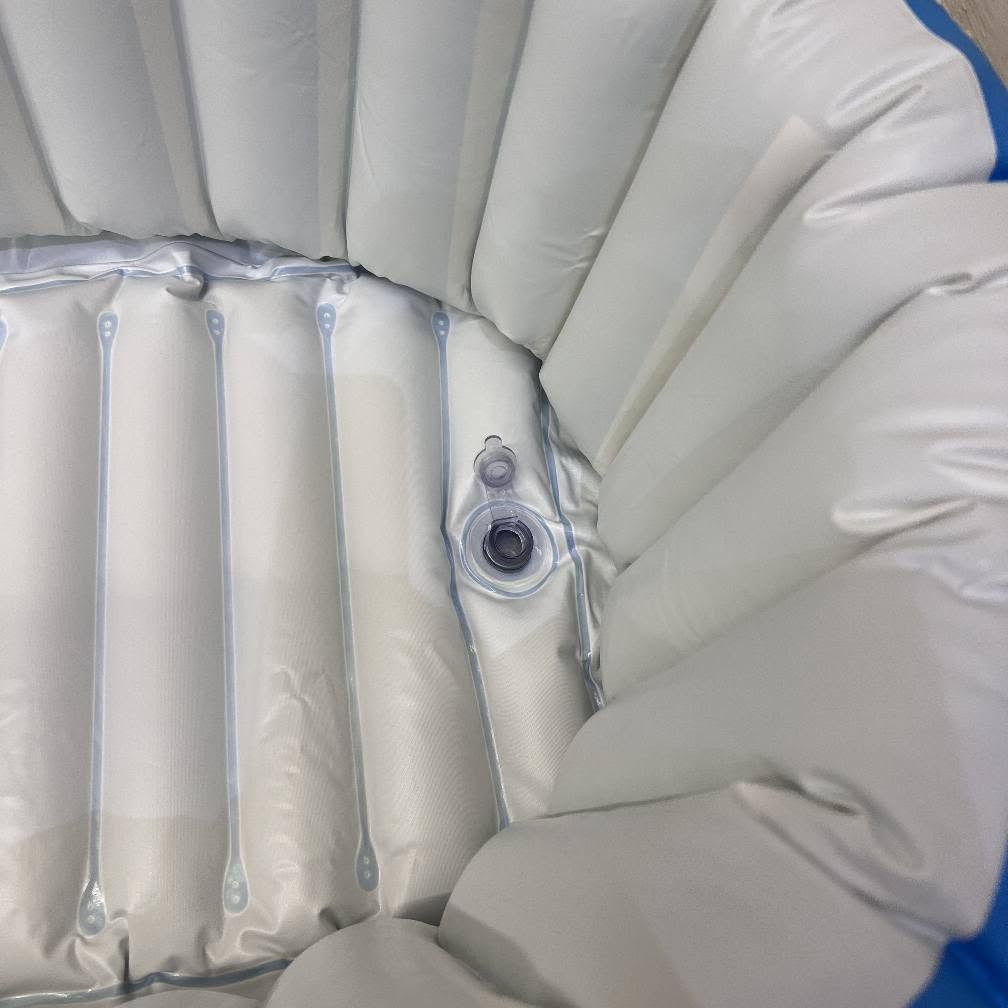 حوض استحمام أطفال هوائي قابل للنفخ – Leedssoy 12001

الموديل: 12001

• حوض استحمام أطفال قابل للنفخ مصمم لاستخدام الرضع مع هيكل ناعم وسهل التخزين.

• مصنوع بتصميم قابل للطي ليسهل حفظه عند عدم الاستخدام.

• يساعد على تثبيت الطفل في وضعية مناسبة بفضل زاوية الميل الموجودة في ظهر الحوض.

• مزود بفتحات تصريف خاصة في أسفل الحوض لتسهيل تفريغ الماء.

• يحتوي على قاعدة ثابتة مصممة لتقليل انزلاق الطفل أثناء الاستحمام.

• نوع المنتج: حوض استحمام أطفال قابل للنفخ
• الخامة: ناعمة وقابلة للنفخ
• الفئة العمرية المناسبة: من 0 إلى 3 سنوات
• تصميم: قابل للطي
• نظام تصريف ماء: نعم (فتحات تصريف أسفل الحوض)
• الاستخدام: للاستحمام فقط

• الأبعاد الظاهرة على العلبة:
 • الطول: 98 سم
 • العرض: 64 سم
 • الارتفاع: 28 سم بغداد, العراق


**إذا كنت صاحب هذا الإعلان وتريد حذفه لأي سبب، رجاءا أرسل رسالة إلى الدعم الفني**