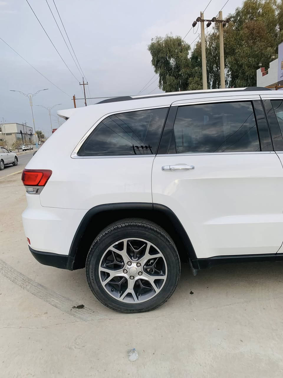 السلام عليكم 
للبيع جيب لمتد بلاس الموديل 2020 (خليجي) وكالة هارلم
زجاج مضلل بنسبة 80‎%‎ مع كتاب من مديرية مرور اربيل 
رقم اربيل تحويل مباشر 
السيارة مكفولة كفاله عامه من الرقم للرقم من كلشي واحلى من الصور 

اللون: ابيض

المحرك : V6.  3.6L .

العداد : 46 الف

الرقم  : اربيل شرط التحويل والغرامات 

المواصفات

داخل بيجي

دفع رباعي 4x4 .

ويل قياس 20 انج .

سقف بانوراما .

شاشه كبيرة

ستيرن كهربائي .

تشغيل عن بعد .

صندوق كهربائي .

حفظ وضعيات الجلوس (ميموري) .

المقاعد الأمامية كهربائية .

المقاعد الأمامية تدفئة .تبريد

سستم صوت .

حساسات أمامية

حساسات خلفية .

كاميرا خلفية ..

المرايا الجانبية قابلة للطي .

مرايا متحسسه للضوء العالي .

مانع تصادم خلفي  .

بلوتوث تلفون .

 6 أقراص 

محدد سرعة .

نظام التشغيل والاطفاء الاوتوماتيكي 

(وغيرها مواصفات لمتد وكالة هارلم معروفه) السياره جديده بمعنى الكلمة على وضع الوكالة 
الاستفسار على الرقم   ‭0782 621 9630‬
