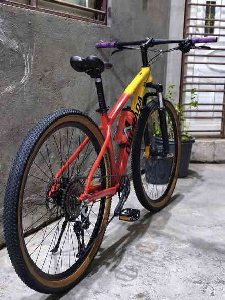 السلام عليكم.    اخوان اليوم يتوفر دراجة جبلية من نوع MTB. 
مواصفات 

🔥سستم ماركة من شركة L-TWOO،،المبدل خلفي نفس ماركة يأتي بنظام حديث 1*10

🔥الفرامل من نوع هيدروليك خلفي من شركة X-SPARK،،والفرامل امامية من ￼ Shimano الياباني 

🔥المقاس 29انج

🔥معدن دراجة بل كامل ألمنيوم ،،فقط دبل امامي من حديد 

🫆مكان الدراجة الديوانية 

💞سعر الدراجة (600)قابل للتفاوض مع تحياتي الكم 🫡￼

الرقم:***********.

الدراجة جديدة 🆕 جدآ
