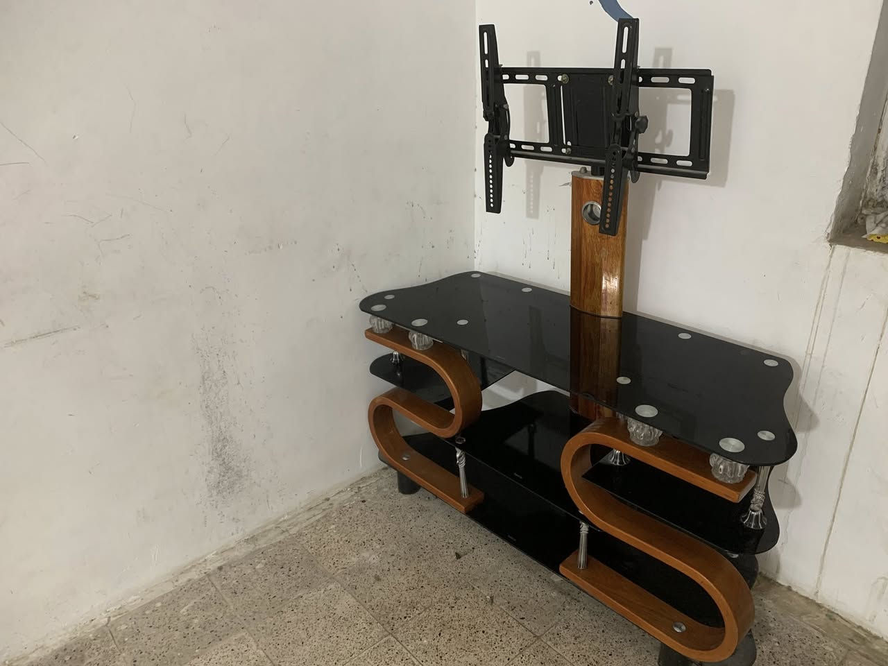 السلام عليكم ميز بلازمه للبيع مابي اي فطر بل جام مالته ونضيف جدا ويا استاند هوه و الستاند مالته سعره 60الف وبي مجال قليل مكاني بغداد البياع 
للاستفسار التصال على ***********
