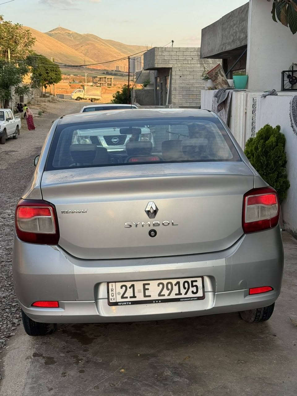 سەرەتا بە ناوی خوای گەورە 
ڕینۆ سیمبول ٢٠١٦ بێ دەعم بێ لێدران گێڕو مەیکینەی مەزبوت تایەو ویلی لۆکی لە ژێرە سەیارەکە هەتا بڵێی جوانو پاکە ١٧٠ هەزار ڕۆشتوە دوو سویچی شەریکەی لە گەڵە  سەنەوی هەتا ٢٠٢٩ تازەیە بە ناو کردنت ویست وەکالەت ویست بۆت ئەکەم سەیارەیەکی جوانو بێ کێشە ماڵی فەقیرە تەنیا سەقفو بۆنیتو سنوقی کاڵ بۆتەوە
ژماره موبايل   📞     *********** السليمانية, العراق
