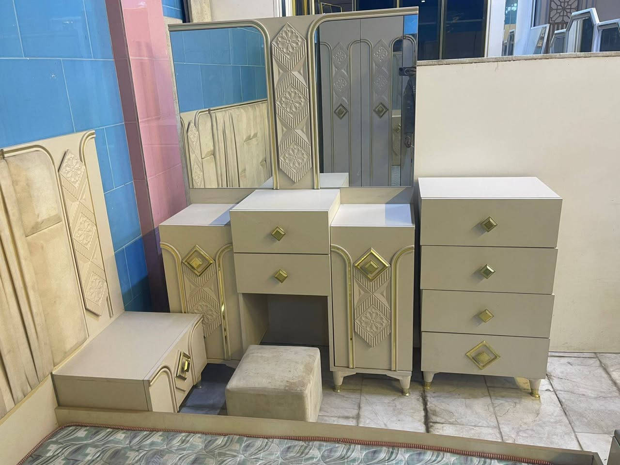 790 الف مع النقل والشد
غرفه نوم تركي 10قطع جديد مامستخدم 
***********
