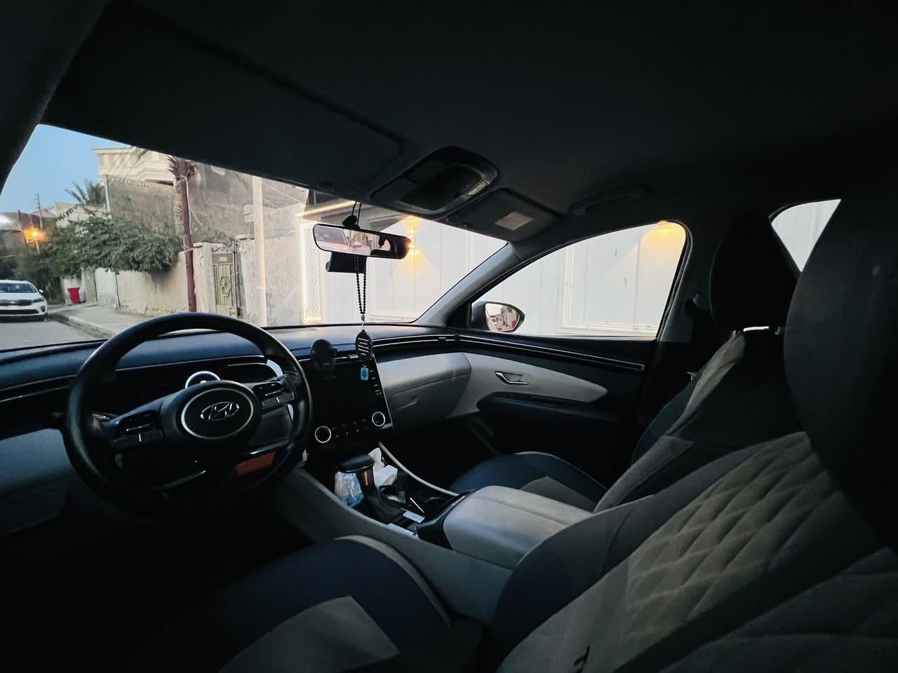 توسان ابيض وارد خليجي مكفولة كفالة عامه ما عدة بارد بسيط في الجاملغ الأمامي ماشيه 59 الف رقم اسليمانية موديل 2022 مكينه 2000السعر 195 ورقة العنوان الرميثة الرقم ***********
