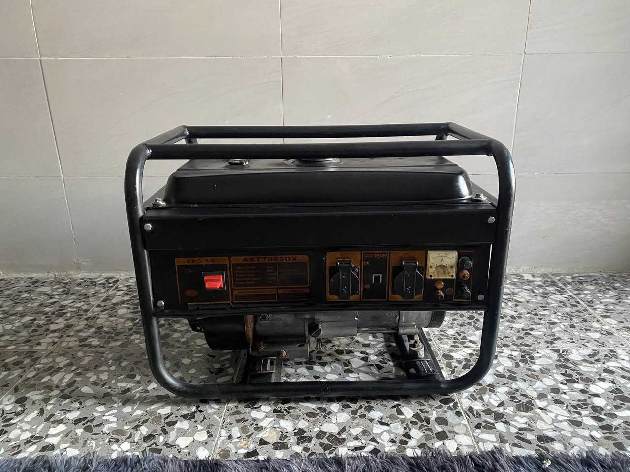 السلام عليكم للبيع مولد استرا كور.2.3 كيفي 10 امبير ملف نحاس الباب الاول صوت جدا هادء قتصادي بصرف البانزين يشتغل :مداخل اي تصليح بعده ع وضع الشركه السعره160 الف 
***********
