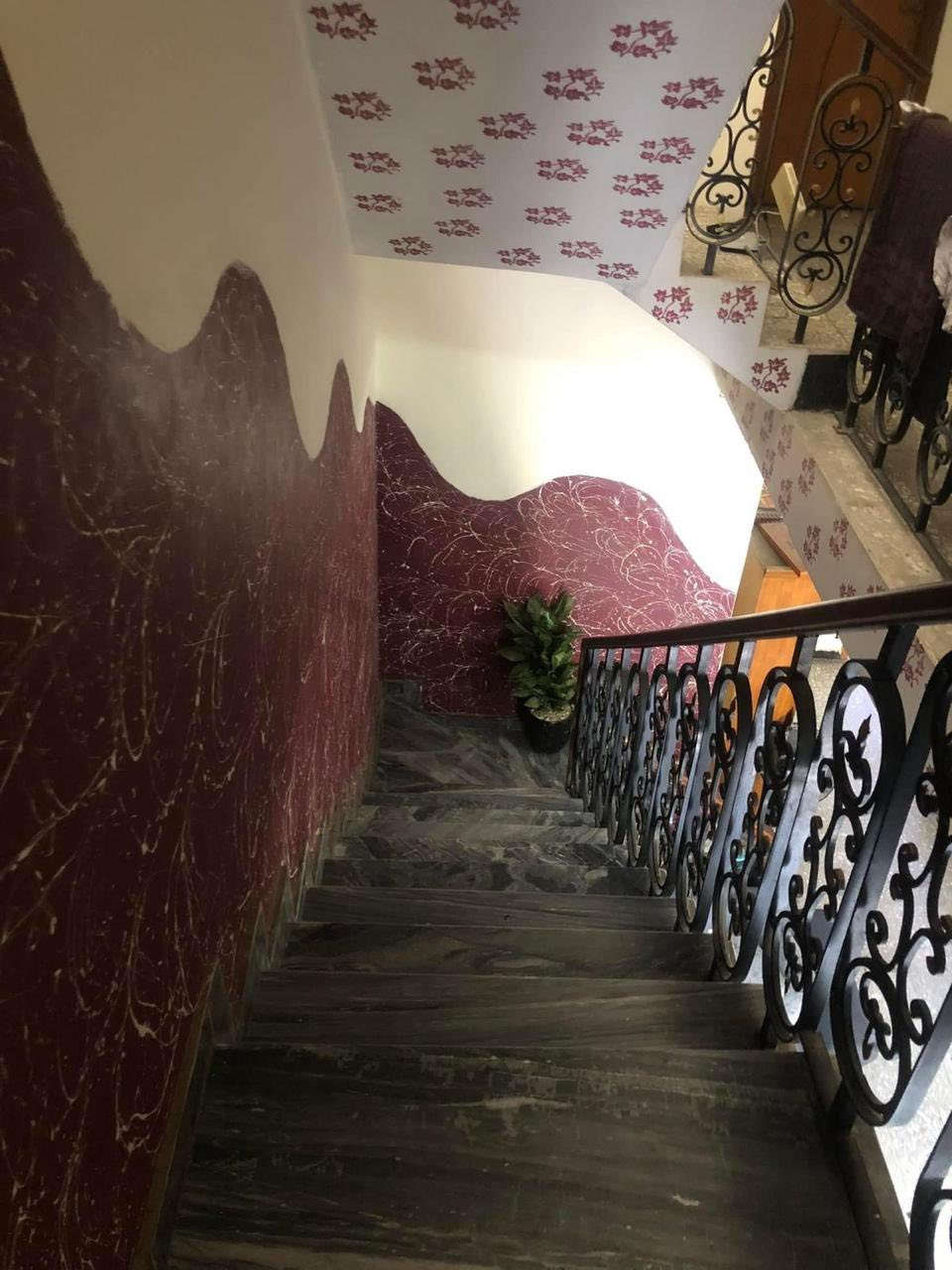 المساحه / 160 متر 
واجه / 8 
ونزال / 20 
محتويات الدار / صاله + مطبخ + 4 غرف نوم + خدمات عدد 2 + حولي 
موقع الدار / الاعلام حي الشباب قريب شارع العام 📍
دار نظيف وموقع هادئ ومرغوب
اتصال ع ارقام 
***********
***********
