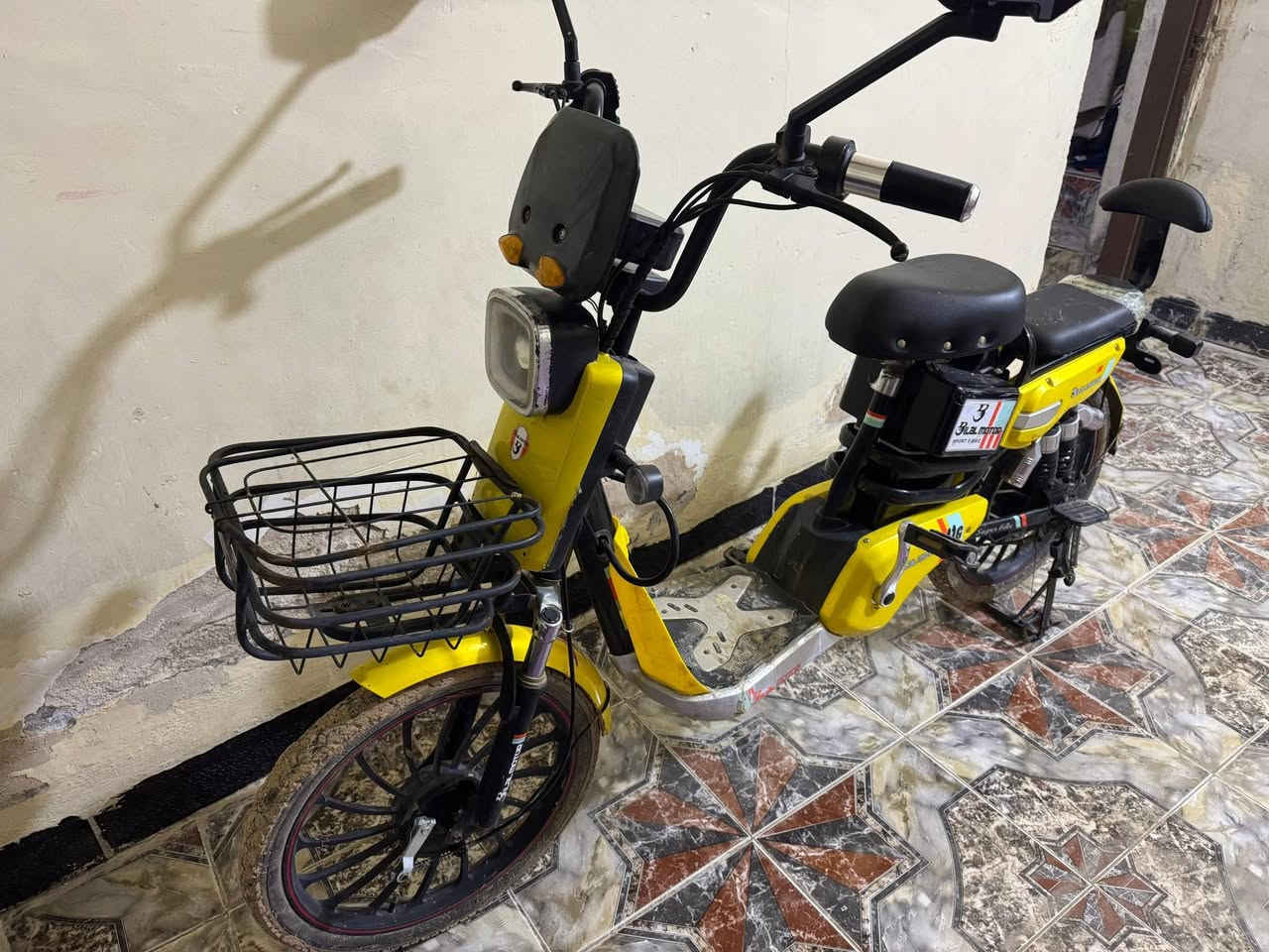 شباب السلام عليكم دراجه للبيع نظيفه كله شغله تارات جدد كله شغاله بس بطاريات نص عمر السعر ٣٠٠بيه مجال كله شغاله عقل جديد رقمي *********** العنوان ديالى الخالص
