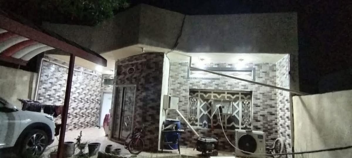 دار سكن طابو صرف في ( حي الأمير ) 
ثاني فرع في شارع بيت ( سيد جابر ) 
مساحة ٢٥٠ م - بناء طابوق - سقف صب كونكريت 
شارع عرض ١٠ م - استقبال صالة مطبخ +غرفة نوم واحدة + صحيات داخلية عدد2
جميع الخدمات  متوفرة  - مجاري - صب - 
( تبليط قد الأنشاء ) 
( يرهم مراوس مع قطعة في حي الامير )

للاستفسار مراجعة مكتب غازي للعقار   
واسط - الزبيدية - قرب أفران المائدة  *********** 
***********
