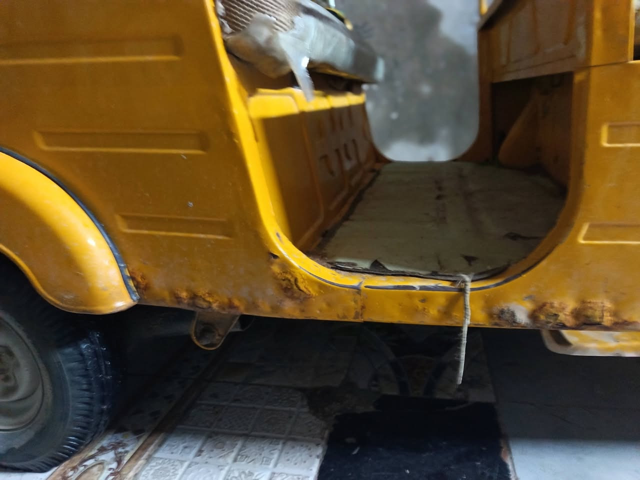 السلام عليكم 
تكتك20للبيع
التكتك كامله مانقاصها برغي 
خياساتها مامعمرة
المكينه خير من الله لاتنقيص لا تبخير 
اكسلها كلشي مابي 
سلف وفلاون جديد مبدلهن 
الكهربائات كلها تشتغل 
السعر 6 وبيها مجال 
بغداد العبيدي 
***********
