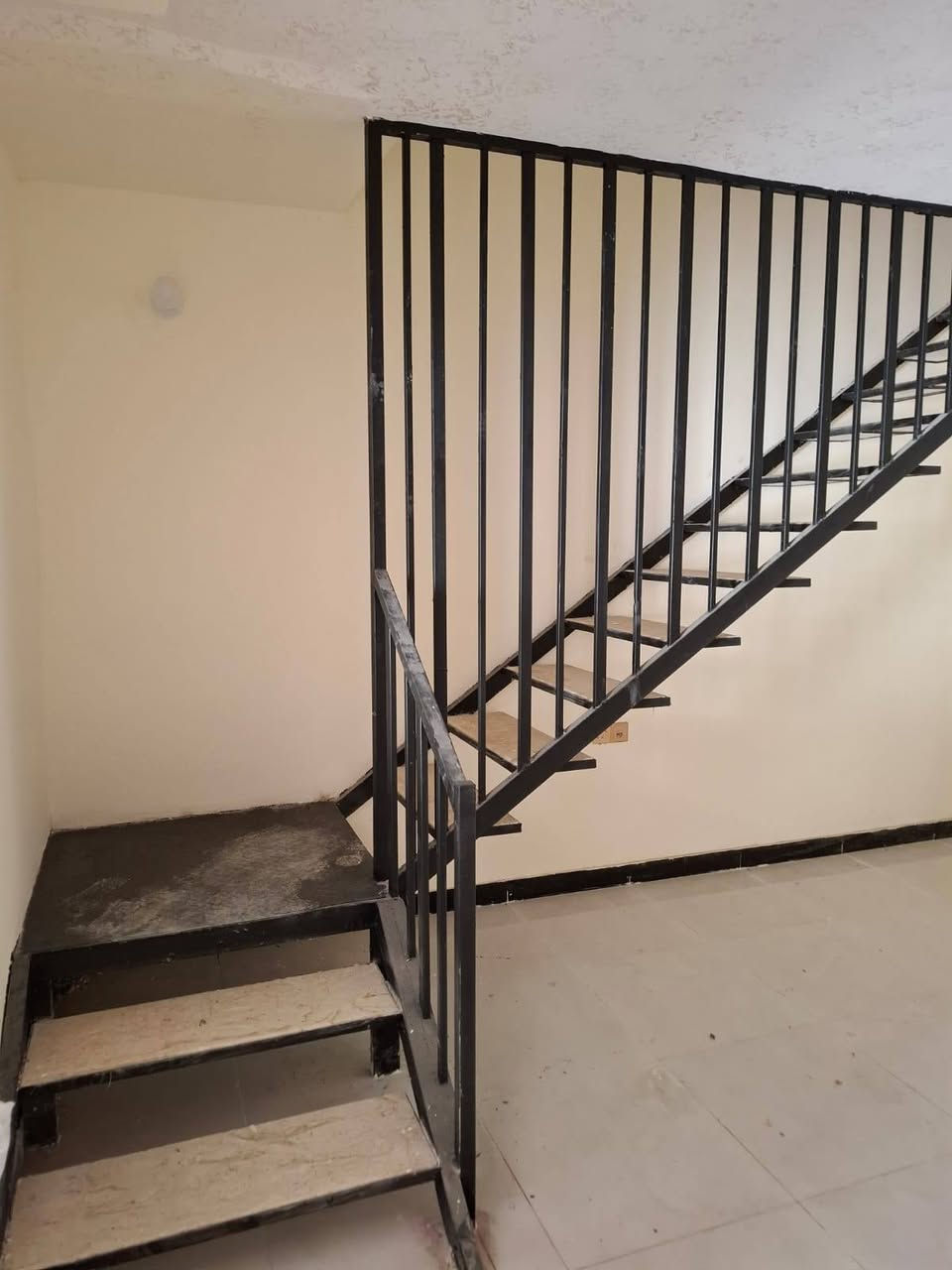 🏡 منزل مميز للإيجار – شارع أبو طيارة قرب الماكس مول
✨ المساحة: 138 م² 🔹 طابقين بتصميم عملي ومريح:
• الطابق الأرضي: مطبخ واسع، صالة أنيقة، غرفة نوم، حمام وتواليت.
• الطابق الأول: غرفتا نوم، حمام وتواليت، مطبخ صغير، وبالكونة مطلة.
💧 تجهيزات متكاملة:
• خزان ماء مستقل لكل طابق.
• سخان ماء مستقل لكل طابق.
• مضخة ماء لضمان تدفق قوي.
🚗 كراج كبير يتسع لسيارتك براحة.
📞 للاستفسار والاتصال:  ***********
