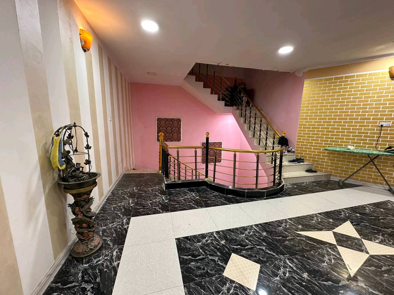 بيت للبيع مساحته ٢٢٥ طابقين 
الموقع شارع الجمعه 
تفاصيل البناء 
محل غذائيه 
واستقبال وطارمه صاله 
غرفه 
منور + صحيات عدد ٣ 
الطابق الثاني غرفتين وصاله وصحيات 
وشقه فوك المحل 
واجهه البيت ١٥ 
شارع المنطقه ١٥ متر