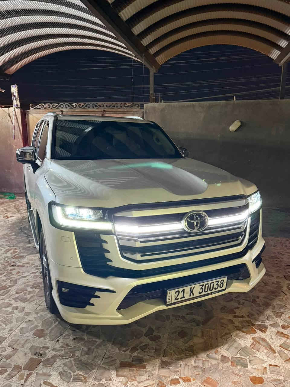 لاندكروزر2024 VX Limited توين توربو 3.5L V6
هذي أعلى فئة فل كامل " بالخليج، 
يجي محرك بنزين توين توربو 
*1. المحرك والأداء*
- *المحرك*: 3.5L V6 توين توربو بنزين V35A-FTS
- *القوة*: 409 حصان @ 5200 
- *القير*: أوتوماتيك 10 سرعات
- *الدفع*: رباعي دائم Full-Time 4WD
*3. مواصفات فئة VX Limited - فل أوبشن خليجي*
*الخارجية:*
- جنوط 20 إنش
- كشافات BI-LED مع تعديل تلقائي + High Beam Assist
- كشافات ضباب LED أمامي وخلفي
- دواسات جانبية مضيئة ألمنيوم
- مرايا كهرباء تطوي + تسخين + تعتيم + ذاكرة
- سقف بانوراما/فتحة
- شنطة كهرباء
-

*الداخلية والراحة:
- مقاعد جلد فاخر
- مقاعد أمامية + صف ثاني تهوية وتسخين وكهرباء وذاكرة
- مكيف 4 مناطق مستقل
- طارة جلد + خشب كهرباء
- شاشة 12.3 إنش
- شاشة عرض على القزاز HUD
- نظام صوتي JBL 14 سماعة
- شاشات خلفية 11.6 إنش للركاب
- ثلاجة تبريد/تسخين بالكونسول
- شاحن لاسلكي 83a7666f

*الأمان والأنظمة:*
- Toyota Safety Sense 3.0
- رادار + مثبت سرعة تكيفي
- تنبيه الخروج عن المسار LDA + مساعد الحفاظ على المسار LTA
- كاميرات 360 بانورامية
- حساسات أمامية خلفية
- مراقبة النقطة العمياء BSM
مكان السيارة البصرة

رقم صاحب السيارة.  ***********
السعر 793 قفل 🔒
