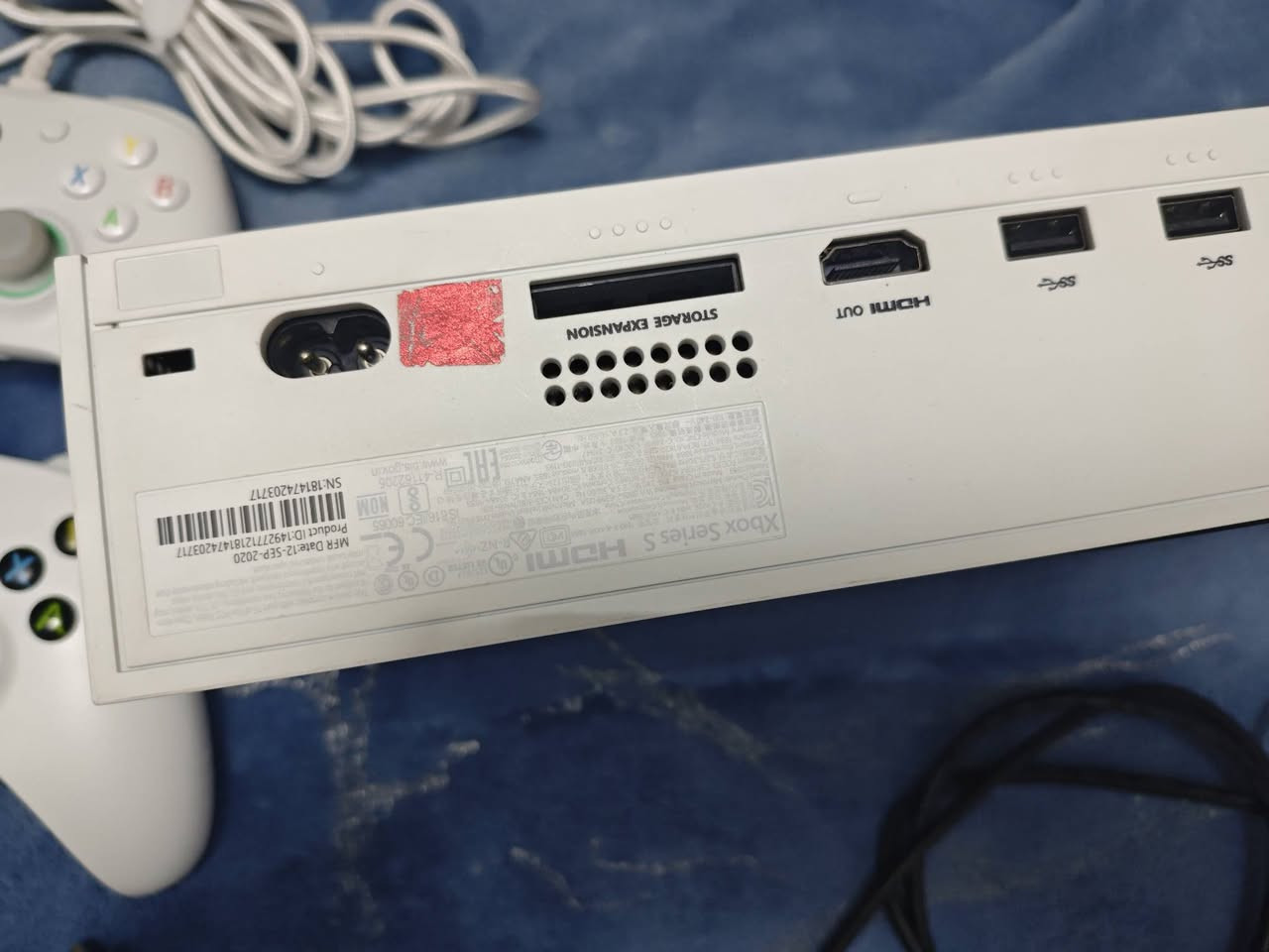 Xbox s.s نظيف جداً غير مفتوح كفالة
بي اشتراك كيم باس 
مع يدتين يدة الجهاز الأصلية ويدة كيم سير بيها اشتراك شهر كيم باس غير مفعل مع شاشة بالمواصفات الموجودة كداكم بيها ضمان 
مع بطاريات وشاحنة بطاريات
575
مكاني ميسان حي الحسين 
***********

