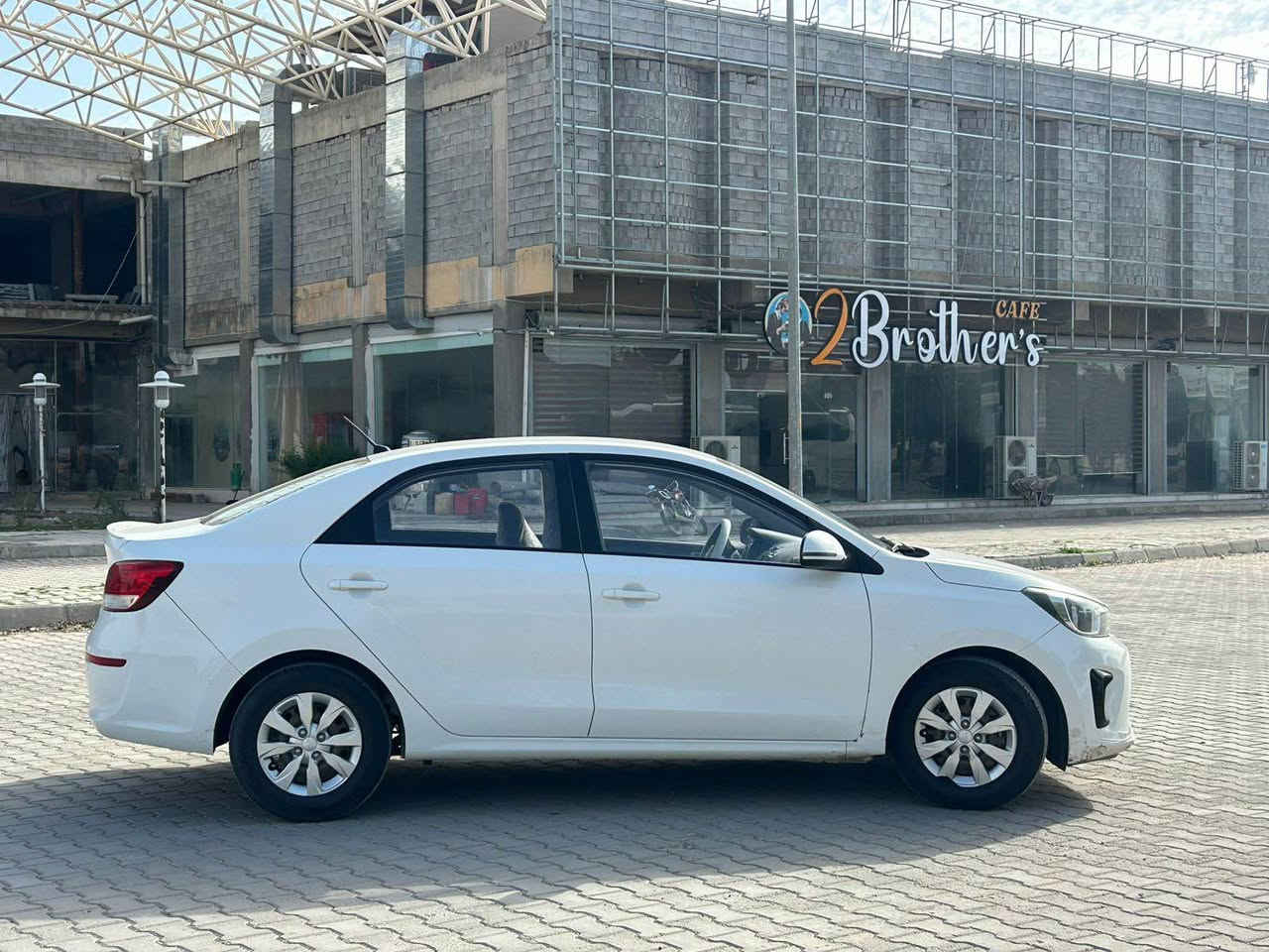 سلام عليكم 
كيا بيجاس Kia Pegas 
موديل :2020 
المحرّك: 1.4 لتر (4 سلندر)
 نظام الدفع: أمامي
ناقل الحركة: أوتوماتيكي 4 سرعات أو يدوي 5 سرعات
 سعة خزان الوقود: حوالي 43 لتر
- نوافذ كهربائي
   •حساسات خلفية 
 نظام ABS لمنع انغلاق المكابح
 •تحكم استيرن
•نضامUSB
•نضام بلوتوث 
•نضام AUX
•مرايات كهربائية 
•مانع انزلاق 
———     ***********
•كير محرك بشرط
•تخم تاير جديد 
•باتري جديد 
•حداديه جديدة
•ماشية 122 الف 

⸻

⛽ استهلاك الوقود
 • يقدّر بحوالي 17–18 كم/لتر (اقتصادية جدًا في الاستهلاك خناقين, ديالى
