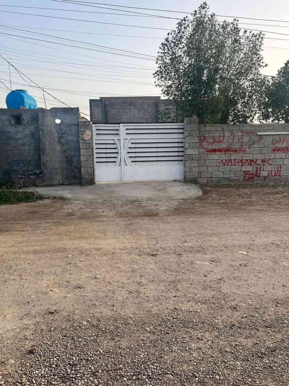 دار للبيع زراعي
في ابو غريب خلف محطه جوهرة العدنان المساحه 400 متر 

بيت كامل بي نقص فقط لارضيه صبه مو سيراميك 

شارعا 15 متر منطقه سكنيه وخدمات كامله 

يبعد عن السريع كيلو لبيت يحتوي على غرفتين وستقبال ومطبخ

وحمامات داخليه وخارجيه وبي حديقه جبيرة وكراج يتسع ل 4 سيارات البيت واجهية 14 متر والنزال 29 البيت جاهز للسكن 

السعر 82 وبي مجال 

للاستفسار *********** //

                 ***********//
