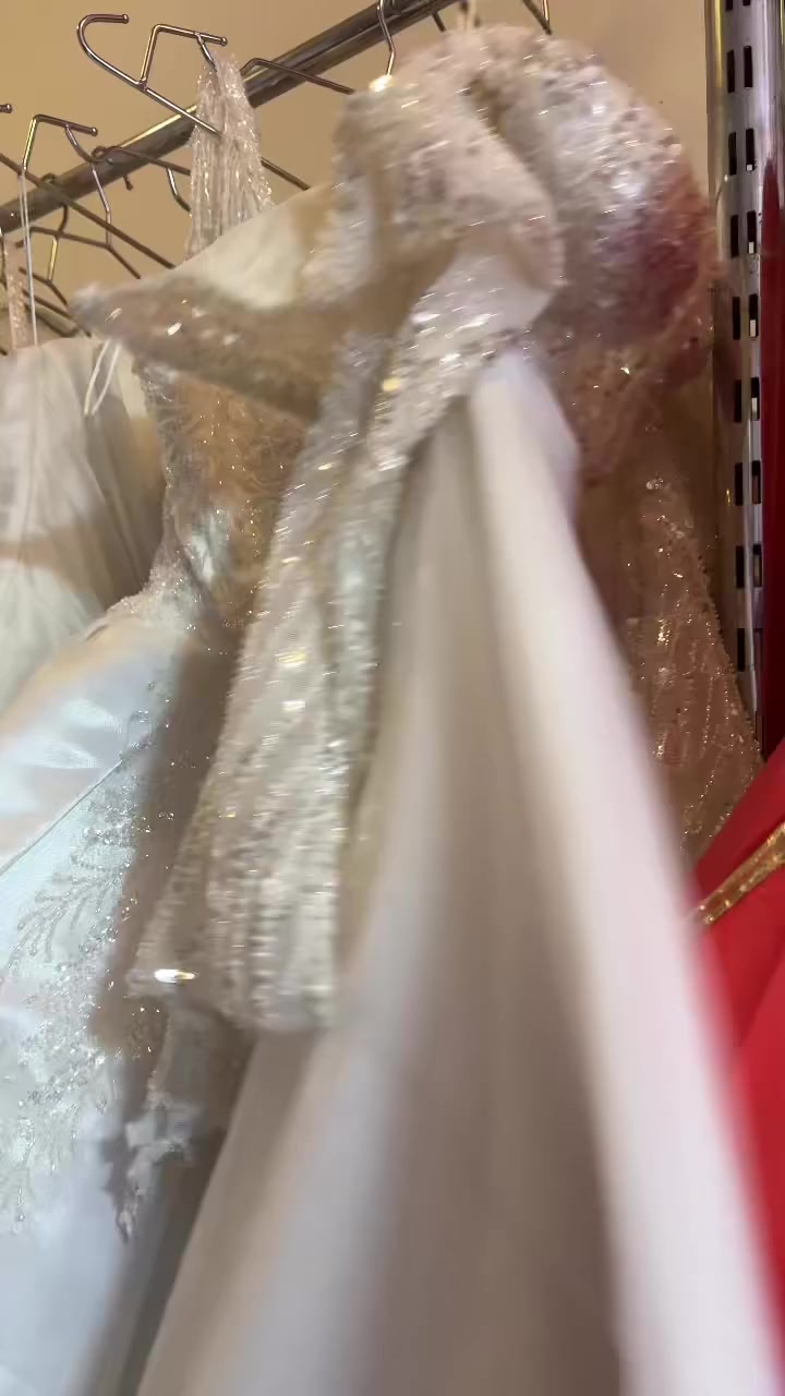 للبيع الفساتين والبدلات والابيض ولاوان كل شلع القطعه ع ٢٥ للاستفسار ***********
