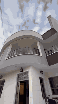 بيت للبيع المساحة 200 متر. 

العنوان الديوم منطقة ال 17 الف قرب التبليط ومجاور شارع 60 

4 غرف نوم 

والبيع مع الاثاث كامل والطاقة شمسيه 30 امبير. 

االسعر 200 مليون وبي مجال 

***********
