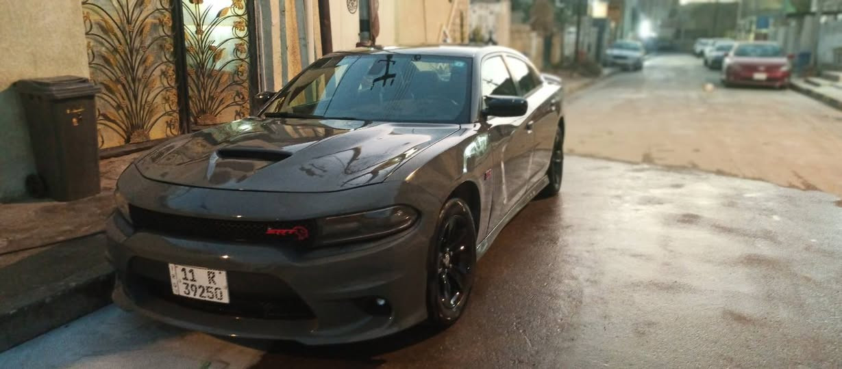 السلام عليكم جارجر هيمي RT بوليسي موديل 2019 كير تعليق 1000 السيارة مصبوغه عام تغير لون اسمنتي ضربتها بابين من  جهه السايق السيارة كاملة من كلشي ترايك وين متريد الصدر جديد 100% المكينه حجم 5.7 هزه جديدة ورقم انكليزي وسنويتها لل2030 عليها شكل SRT مفتوحة الفصلة شكد ما تريد تمشي
السعر 158 وبيها مجال 
للاستفسار ***********
