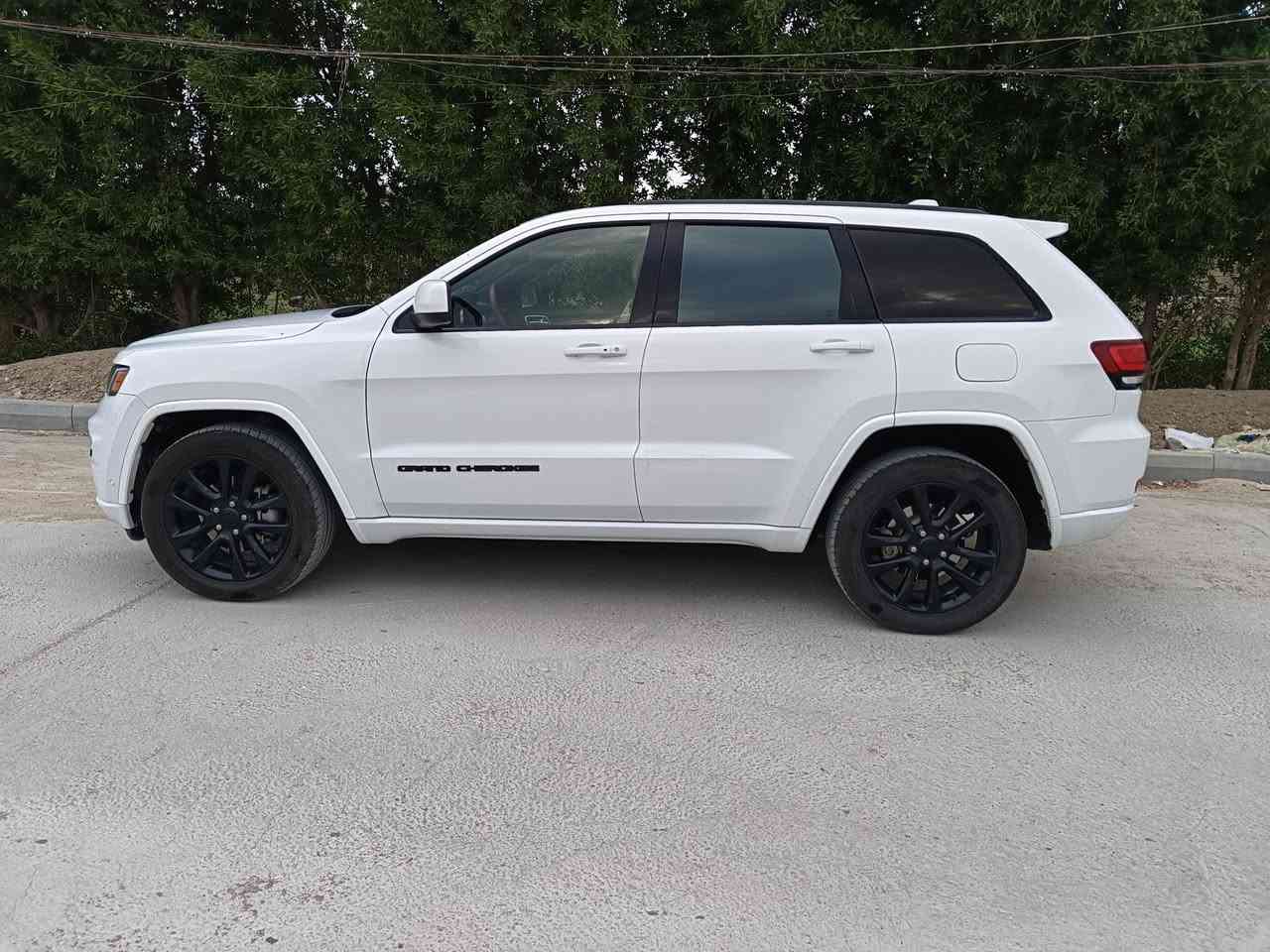 اللبيع او المراوس بجارجر او اوباما 

جيب كراند شيروكي موديل 2018
فول مواصفات سيارة جديده كلش على ايدي
 ماشية 51 الف ميل وارد امريكي جاملغ وبنيد  تخم تاير جدد  رقم بغداد بأسمي 
سياره جاهزه من كلشي 

المواصفات
دواخل بيجي صاج عسلي 
الكاميرا الخلفية
صندوق كهربائي شفط
كاميرا 360 درجة دواره 
مستشعر وقوف
تدفئة
تبريد
فتحة سقف
بصمة
مرآة جانبية كهربائية
حساس المطر
شاشة كبيره 
نظام المفتاح الذكي
التحكم التلقائي في درجة الحرارة
نظام بدء التشغيل
نظام طوارئ
8 وسائد هوائية
مانع الانزلاق
إنارة محيطية
أبل كاربلاي
التشغيل عن بعد
4x4 
ويل اطارات حجم 20 
أوتو بارك
إنارة محيطية 
كشافات ضباب
وضع القيادة
التحكم الإلكتروني في الثبات
تحذير من الاصطدام الأمامي
مرآة جانبية تدفئة
مثبت سرعة 
صندوق بدون استخدام اليدين
زر التشغيل
تحكم التكييف التلقائي
حساسات ضغط الإطارات
وضع التحكم في الستيرنك
السعر 220 
عنوان ذي قار  
اللستفسار ‪***********‬‏
