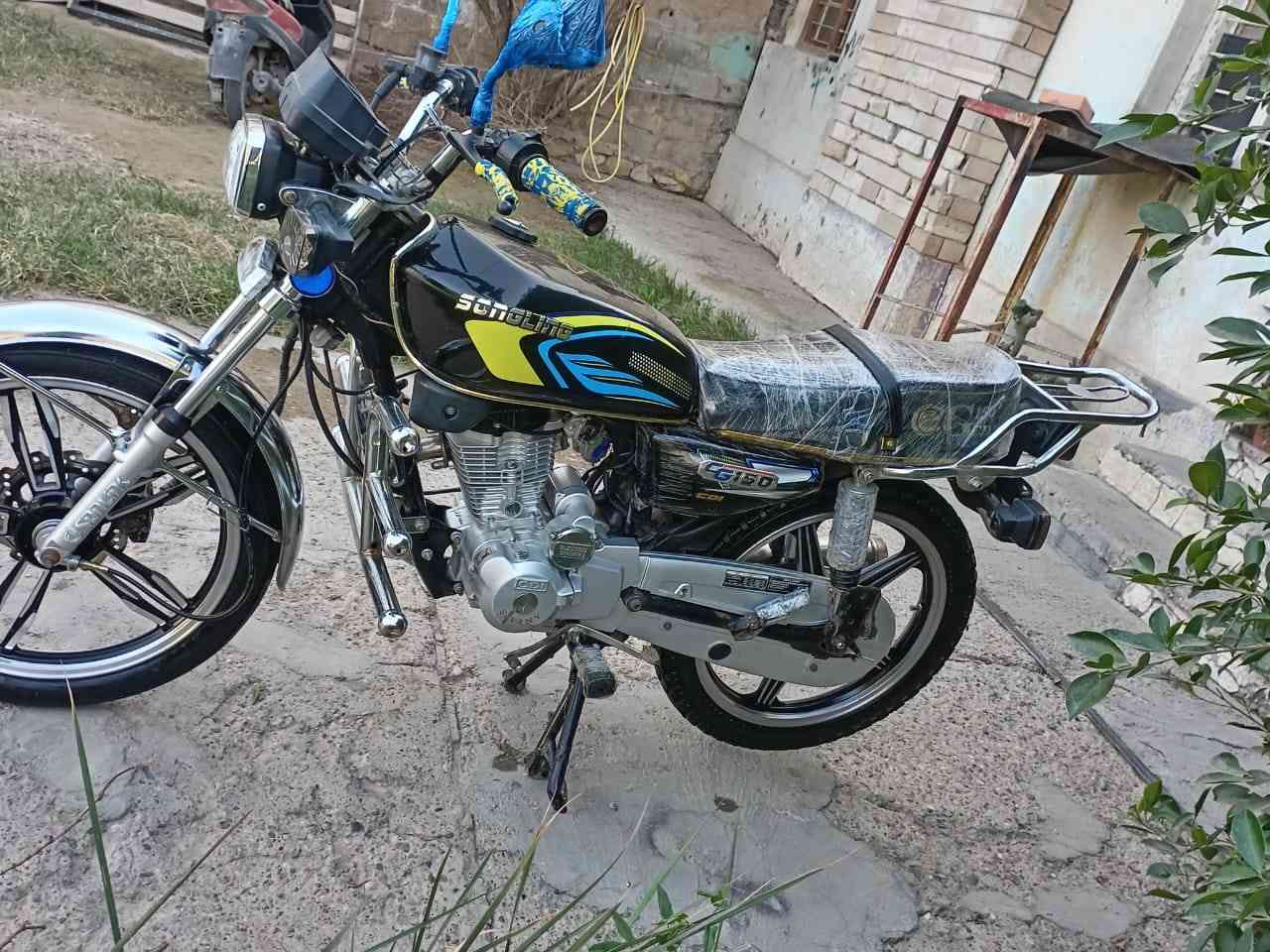 السلام عليكم دراجه ايراني للبيع موديل 2021 كله شغال صلف هندر كهربائيات كله شغال  مكينه فول نعومه مابيهه اي نقص دراجه حيل نضيفه نشاط فول گير ما گير كله فول 
ملاحظه. (الدراجه مگمركه او كامله )
السعر.      575 او بي مجال للشراي 
العنوان.   داخل الرمادي 
رقم الهاتف. ***********
