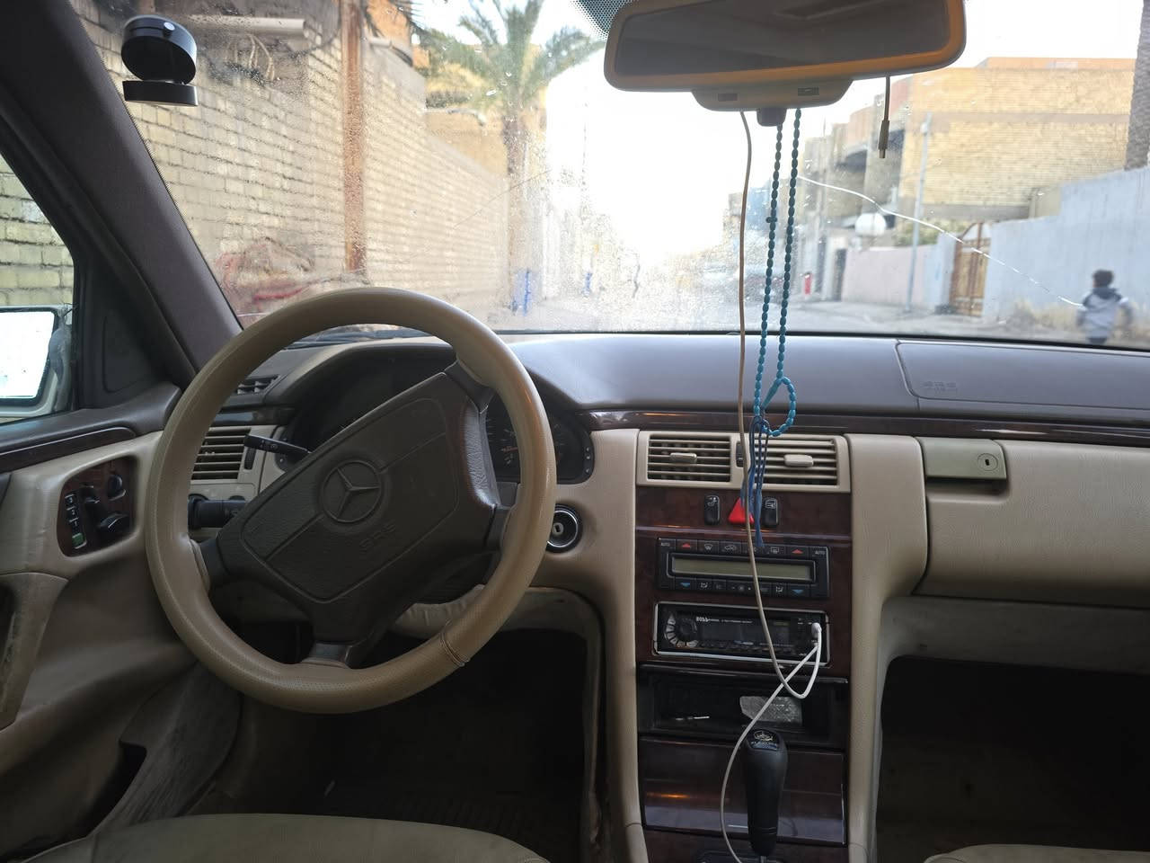 السلام السلام 
مارسيدس ام عيون مديل ٩٧
بدون معجون صبغ عام 
بابين بيهم جراد قليل موضح بلصوره 
تبريد  منظومه جديده كمبريسر فريز 
كير مكينه خير من الله 
سياره نظيفه ماكو خياس لا تصليح 
رقم بغداد مشروع وطني 
السعر ٩٠ وبيها مجال 
العنوان بغداد البنوك 
***********
