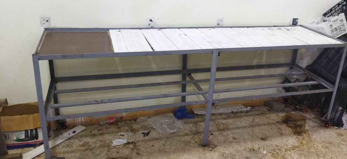 4 ميوزة مخظر للبيع طول الميز الواحد 3 متر 
 السعر 250 الف وبي مجال
 للتواصل و الإستفسار (***********)
