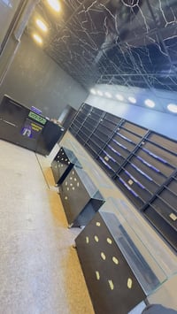 رفوف عدد 6 تحتوي على انارات جانبيه وڤاترينات عدد 3 وميز كاشير للبيع لل...