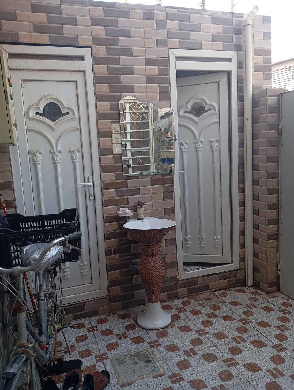 بيت للبيع مستعجل 
في القاسم خلف المديريه قرب مدرسة انوار القاسم الاهليه المساحه 120 طابقين الاول استقبال  ومطبخ وصاله وغرفه  ومجمع صحيات داخلي الطابق الثاني غرفتين وصاله  الارضيه بورسلين الاول والثاني سيراميك  سقوف ثانوية ومجمع صحيات خارجي بناء طابوق  وصب كونكريت  بناء درجه اولى تأسيس غاز و بواري دفن  للاستفسار ***********  السعر 85  و بي مجال العقار طابو زراعي
