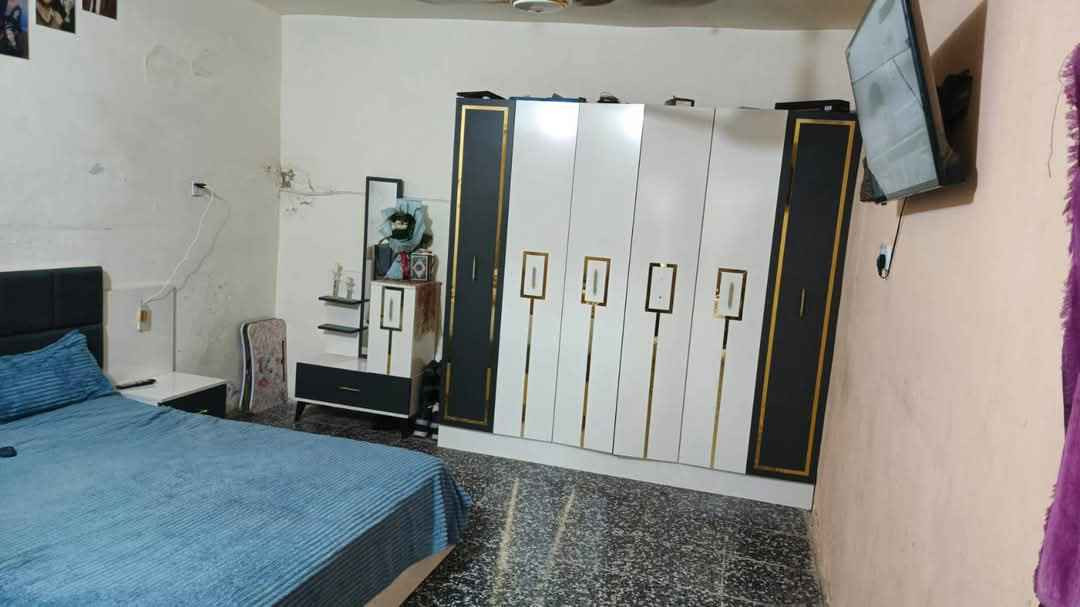 نص قطعة شرك72 متر باسمي بمدينةالصدر 
بقطاع 17  يصير مكانها بالساحة الي مقابل قطاع 23 بالفرع بصف الركن النص الامامي بناء حديث صب مسلح والخلفي عكادة البيت طابق ونص الطابق الثاني غرفه وبيتونه اريد اعرضها 110 وبيها مجال البيت الارضيه كاشي وصحيات مي ومجاري وكهرباء كله مشتغله جديد للاستفسار اكثر هذا رقمي ‎0771 799 6886بي واتساب بغداد, العراق
