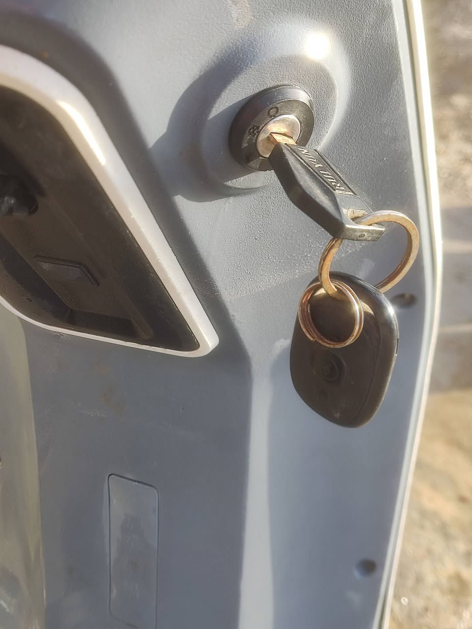 السلام عليكم ماطور شحن للبيع بطارياته تقره 10 ونص سويج وبصمه كهربائياته شغاله السعر 175وبي مجال الشراي يتصل وبي خير يدلل ***********
