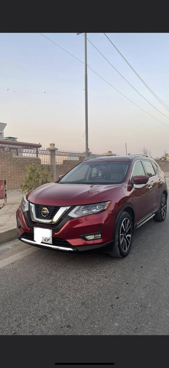 SL ‎نيسان روج 2018 مواصفات فول 
بانوراما ويل 19 كامرات مُحيطية 4 صندوق كهرباء 
مقاعد جلد شاشة نُقاط عمياء تدفئة مقاعد وستيرن 
وضعية ايكو و سبورت رادار امامي 
رقم جديد سنوية جديدة لحد 2030
ماشية 62 ميل 
حادثها البنيد وشوية من الجاملغ 
سعرها 170 مع المجال 
المكان ديالىٰ خانقين رقم سليمانية 
رقم للتواصل:***********
