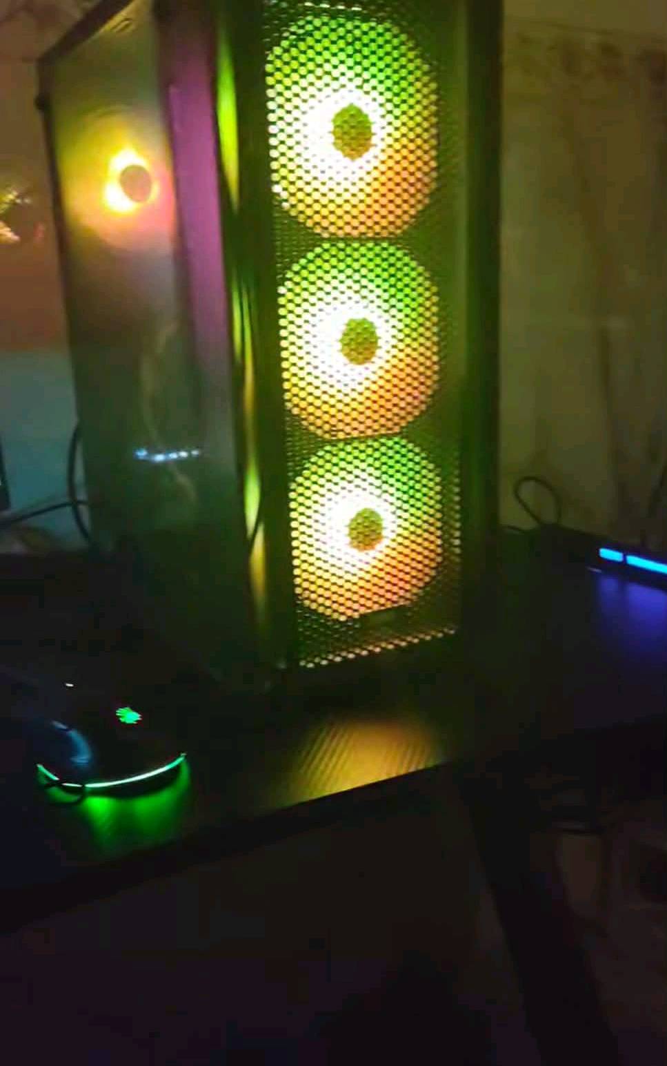 كيس مرتب نضيف جدا استعمال يوتيوب و سينمانة😂 Rtx4060
الكيس (PC):

​المعالج: Intel Core i5-10400F

​كرت الشاشة: NVIDIA RTX 4060 (كرت حديث وقوي جداً)

​الرام: 16GB RAM
ASUS PRIME H510M-K R2.0.                             :مذربورد 
الشركة: ASUSTeK COMPUTER INC. (ASUS)
​SSD NVMe سعة 1 تيرابايت (1TB).
بور سبلاي GAMDIAS Helios E1 600W
مكاني بغداد دورة

سعر مليون  (بيها مجال للطيبين)😄1000.000