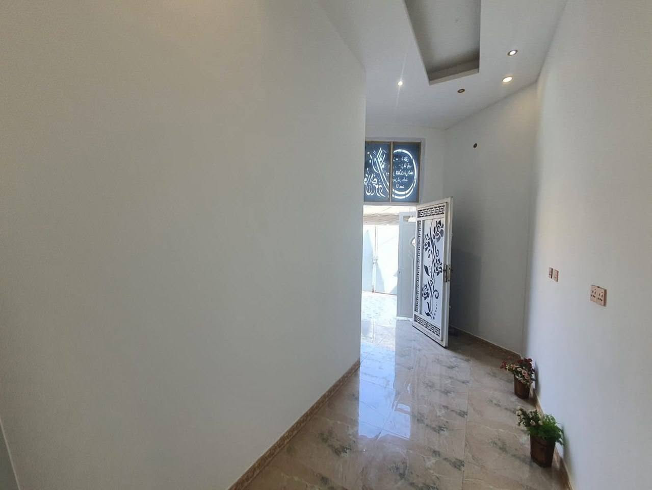 دار للبيع في حي الحسين خلف المجمع الجديد مباشرة  :
بيت مساحتة ١٥٠م بحي الحسين زراعي عالكورنيش الجديد مضمون باسم صاحبه الطابق الأرضي يتكون من استقبال وصاله مفتوحه على المطبخ وغرفه وصحيات طبعا بناء جديد وكامل حتى ديكورات والطابق الاول غرفه ومخزن وصحيات السعر ١٤٠ مليون ومروج معامله طابو جاهزه للاتصال ***********
